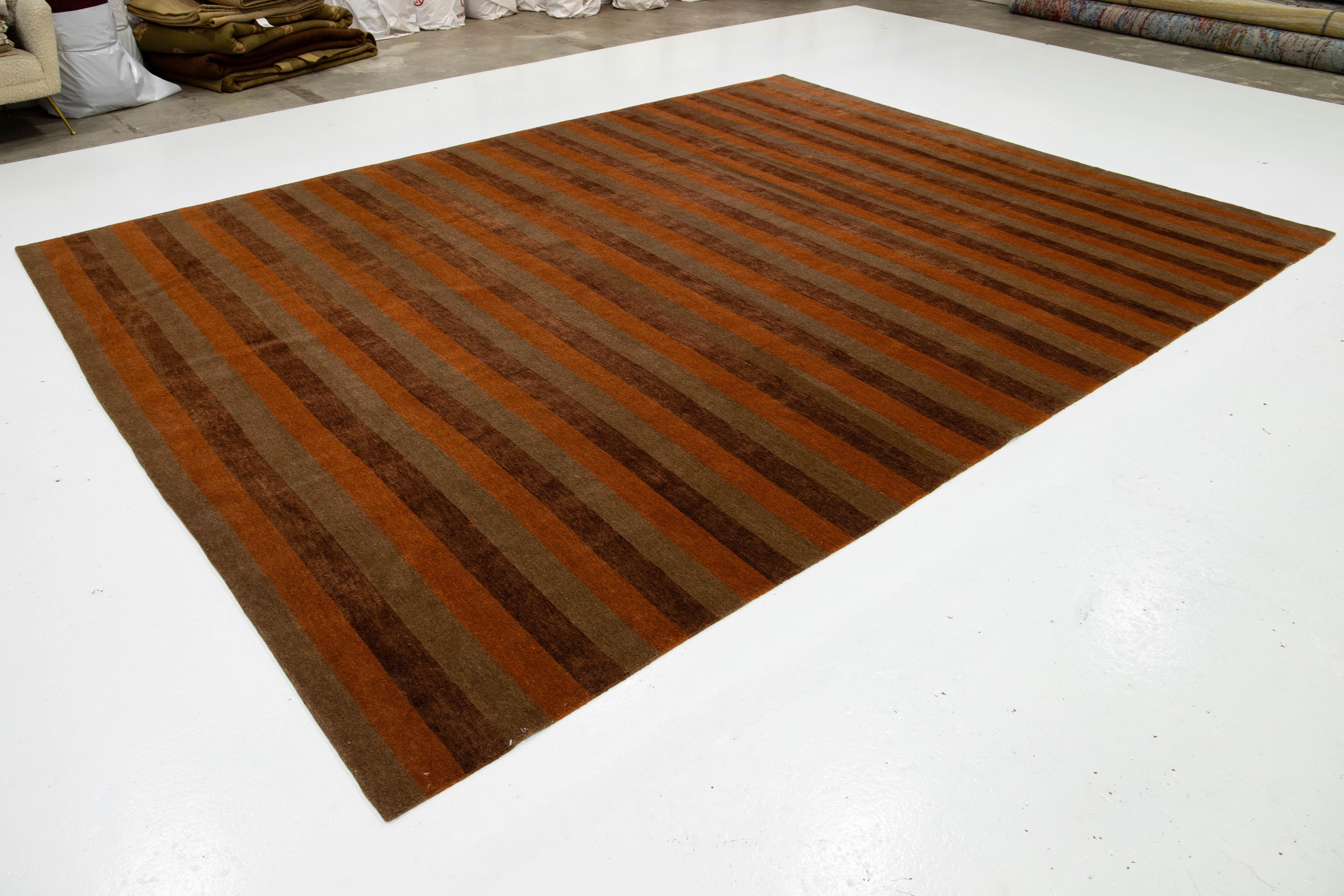 Népalais 10 x 13 Tapis tibétain contemporain en laine et soie à rayures dans les tons de terre en vente