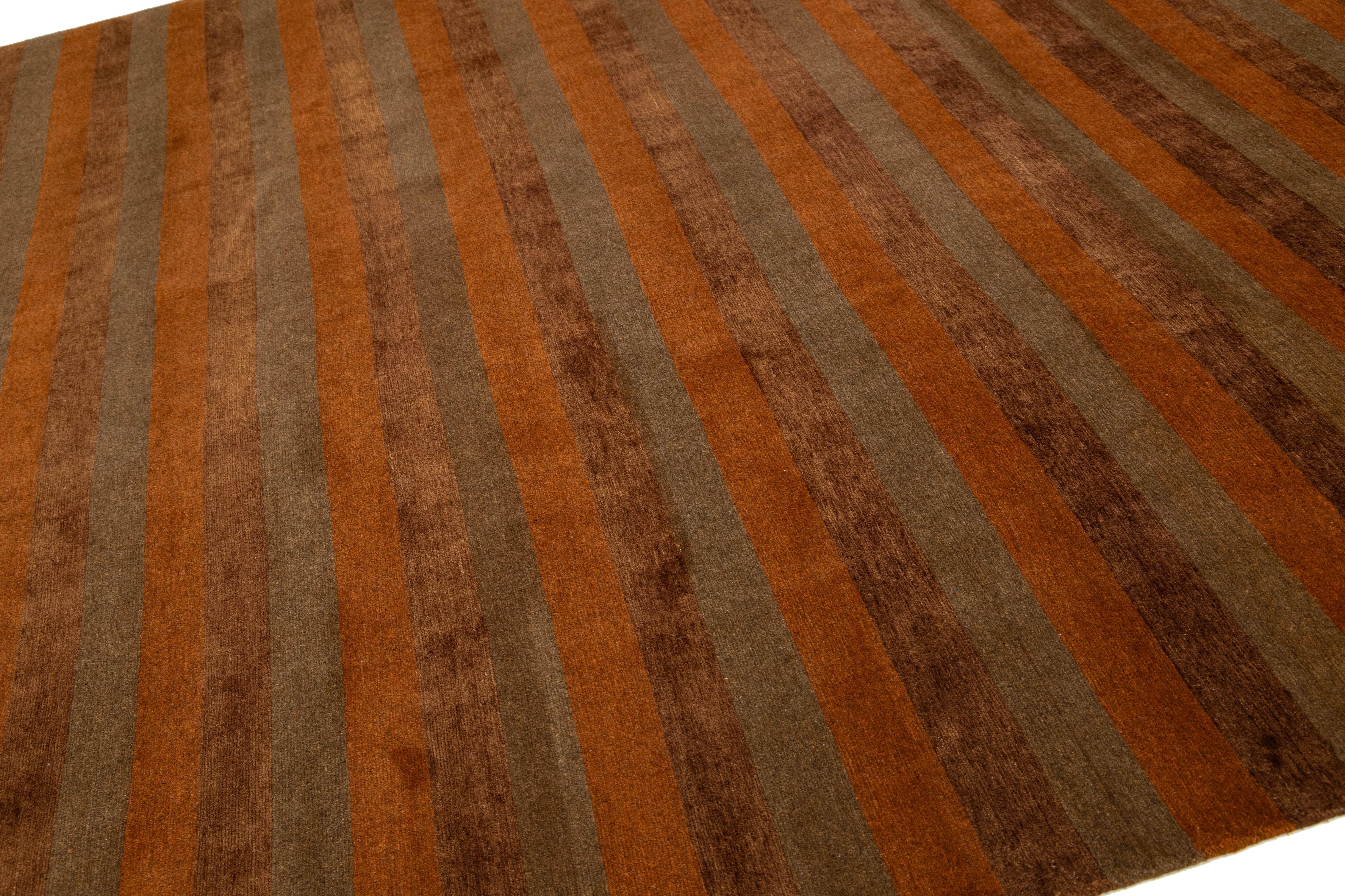 Noué à la main 10 x 13 Tapis tibétain contemporain en laine et soie à rayures dans les tons de terre en vente