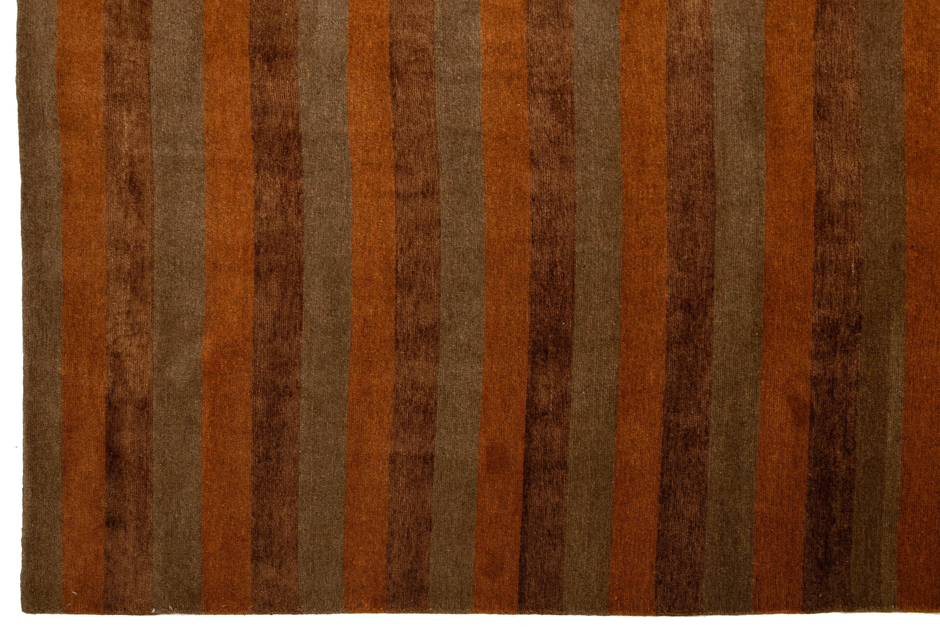 10 x 13 Tapis tibétain contemporain en laine et soie à rayures dans les tons de terre Neuf - En vente à Norwalk, CT