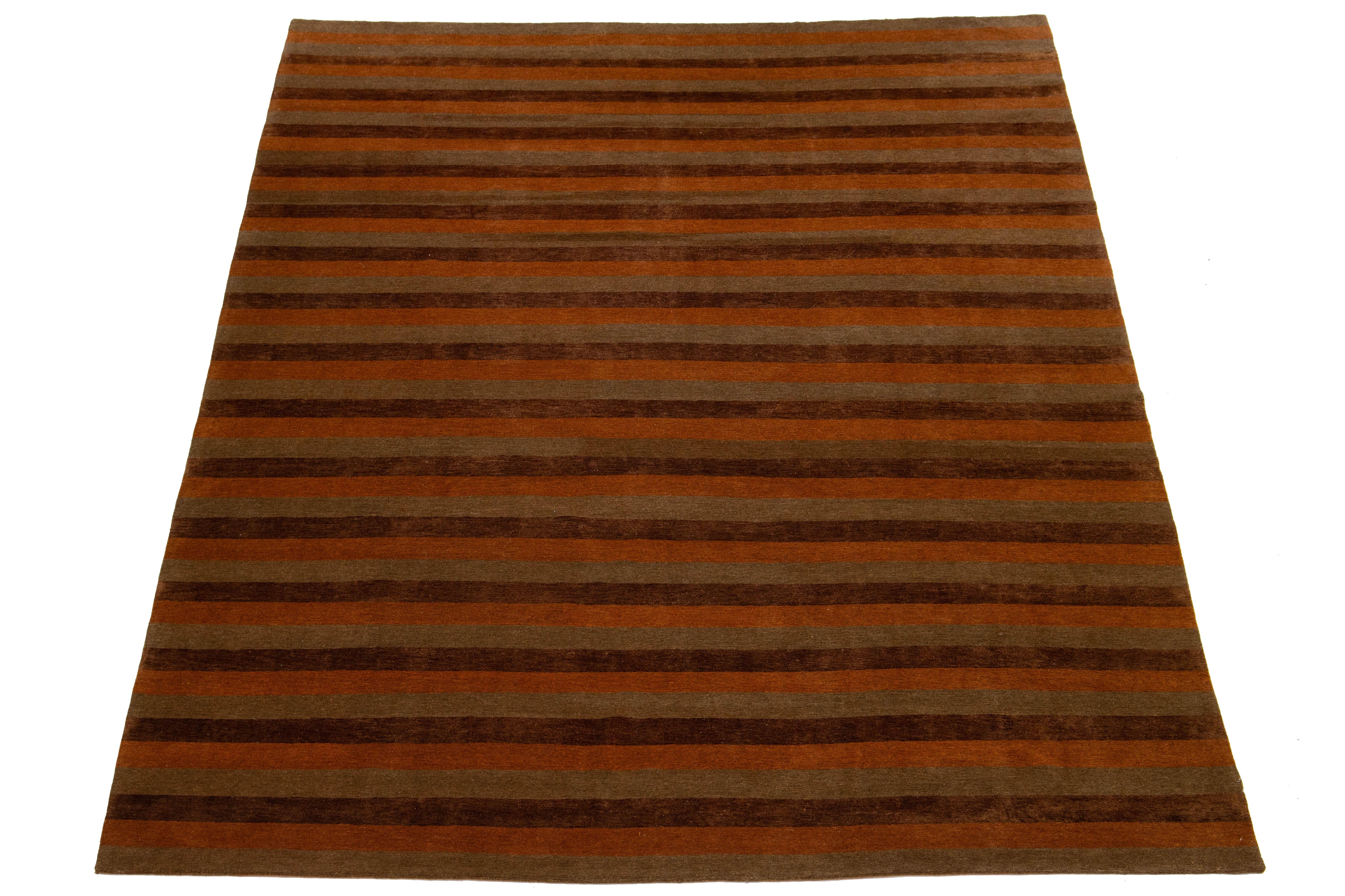 XXIe siècle et contemporain 10 x 13 Tapis tibétain contemporain en laine et soie à rayures dans les tons de terre en vente