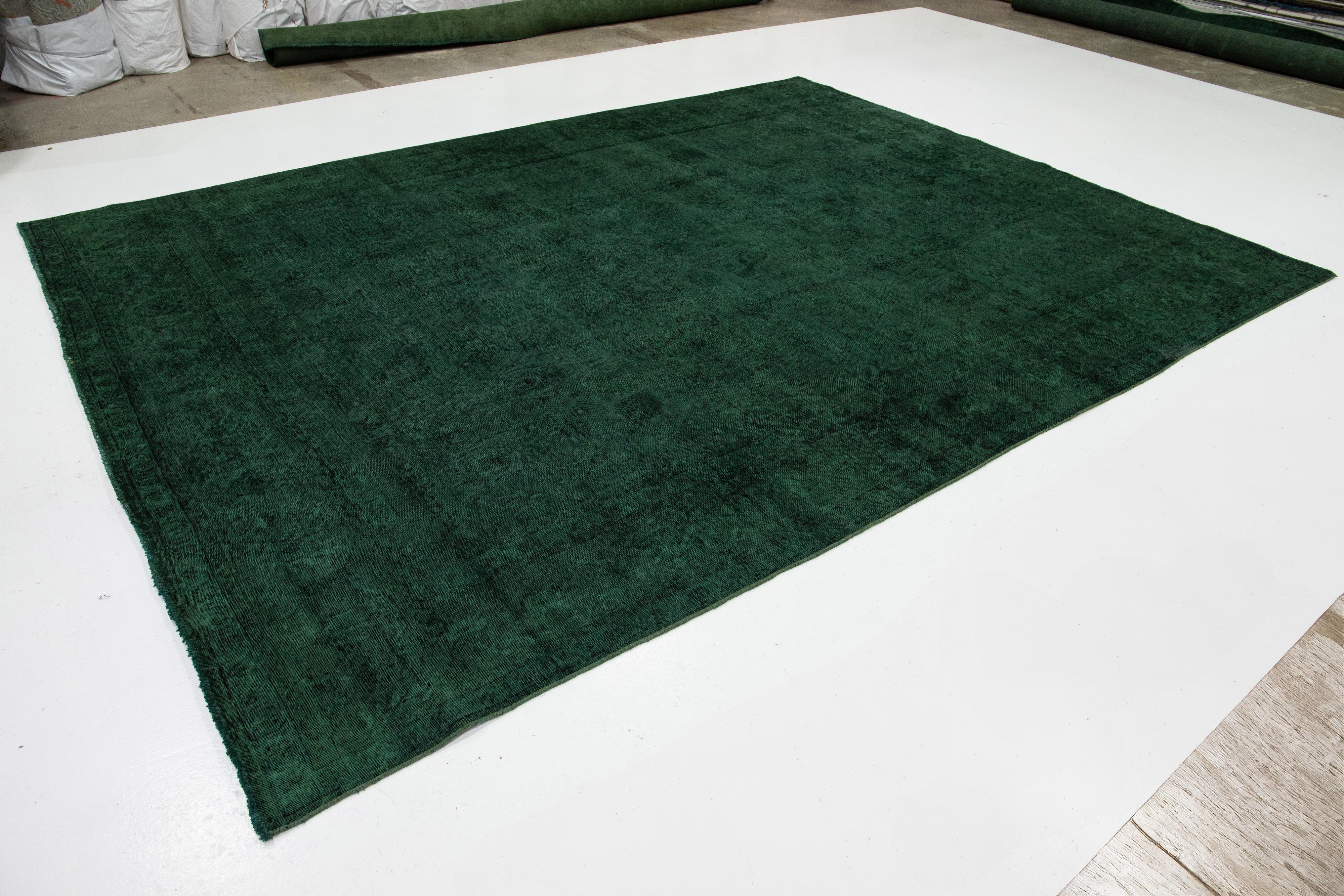 Pakistano 10 x 13 Tappeto in lana persiana tinta di verde con disegni floreali in vendita