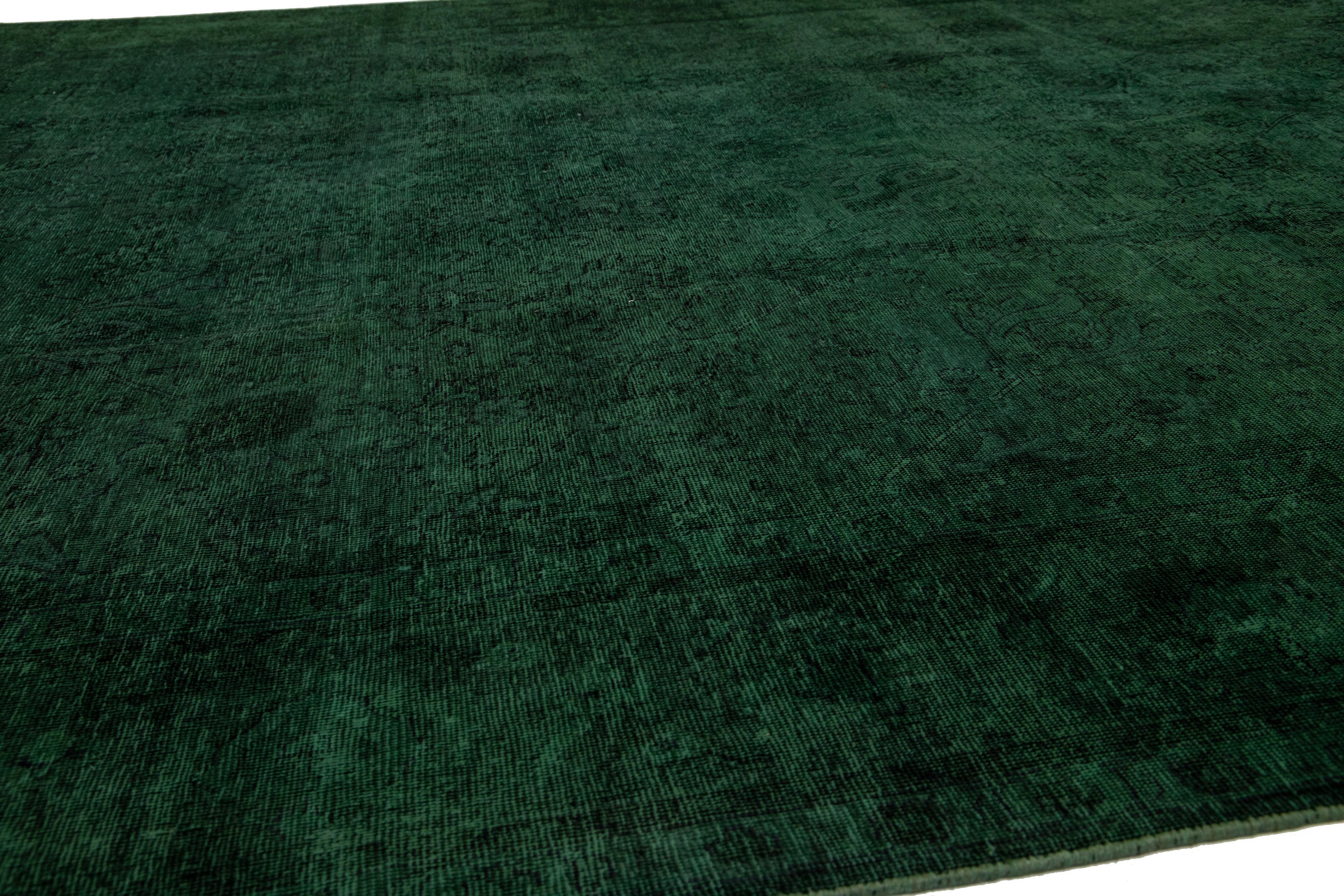 10 x 13 Tappeto in lana persiana tinta di verde con disegni floreali In condizioni ottime in vendita a Norwalk, CT