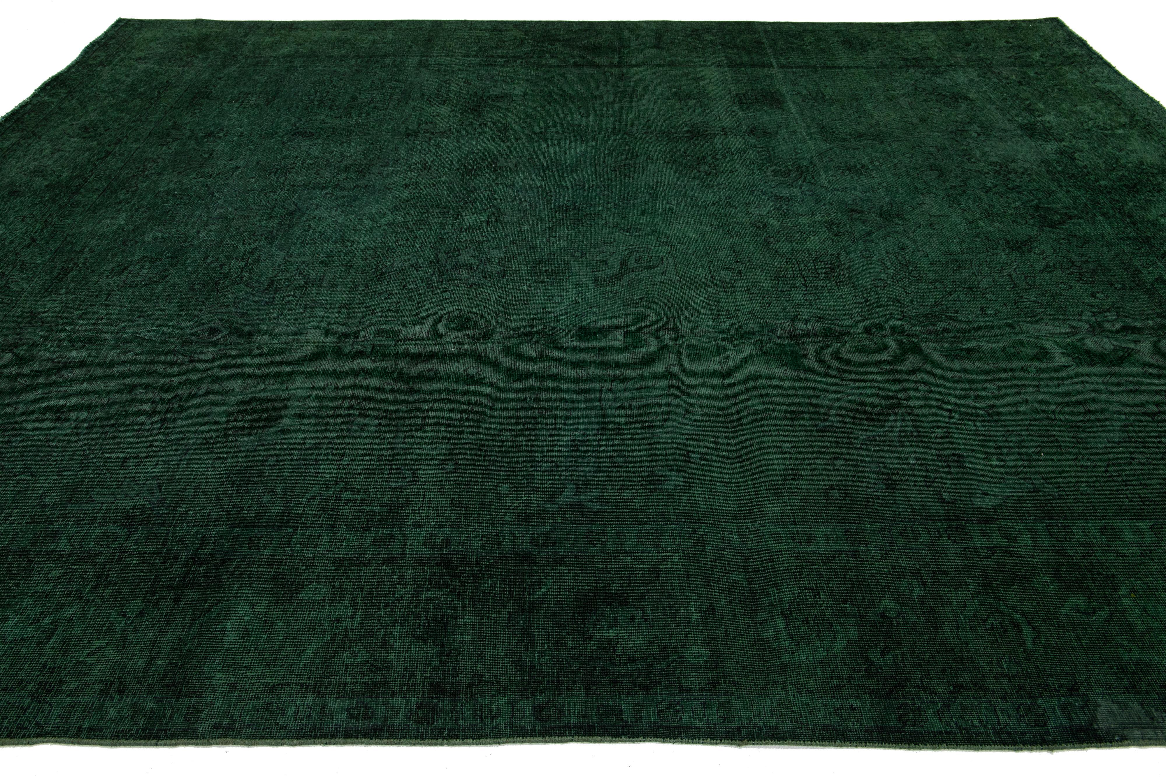 XX secolo 10 x 13 Tappeto in lana persiana tinta di verde con disegni floreali in vendita