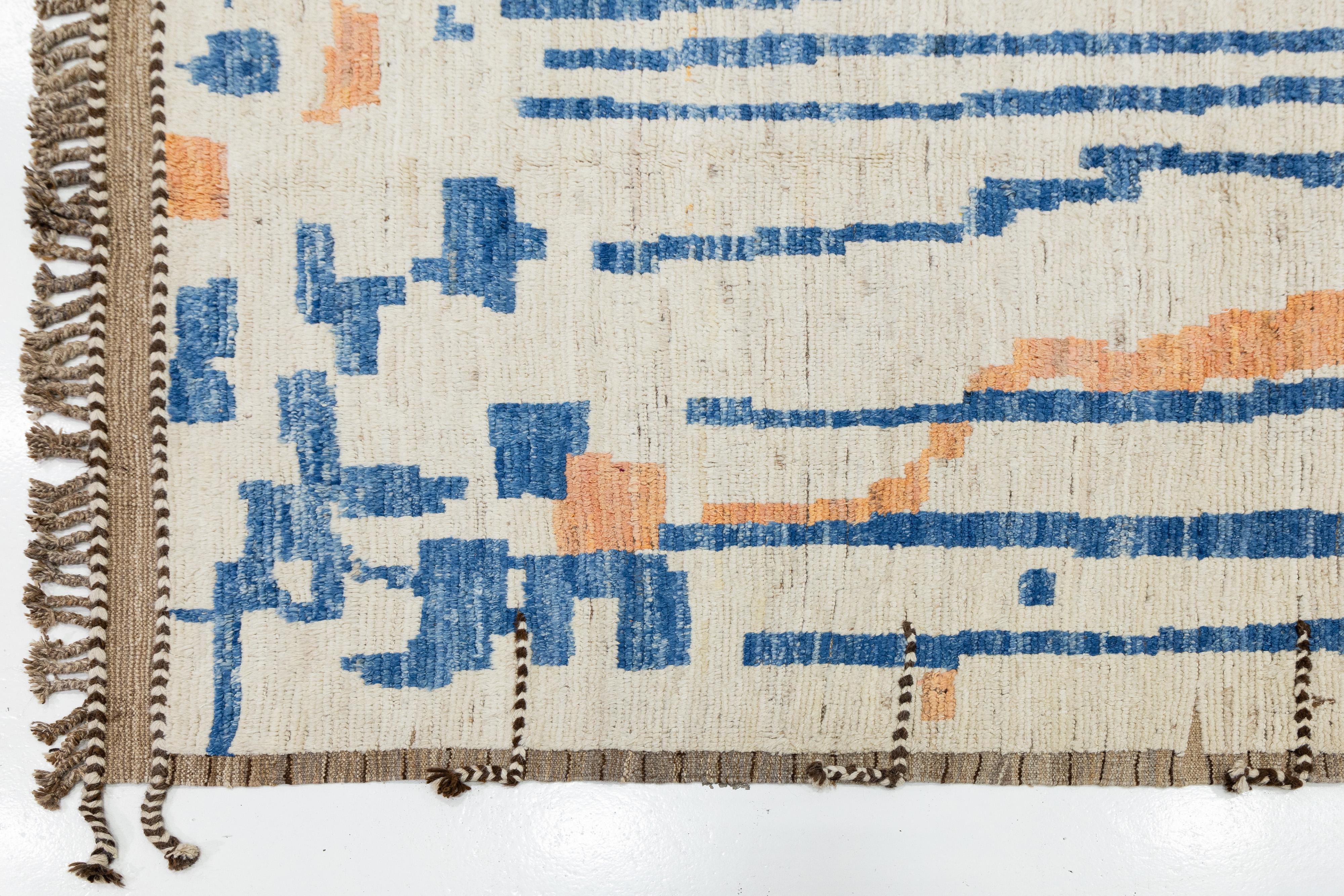 10 x 13 Handgefertigter Wollteppich im marokkanischen Stil in Beige mit abstraktem Muster (21. Jahrhundert und zeitgenössisch) im Angebot
