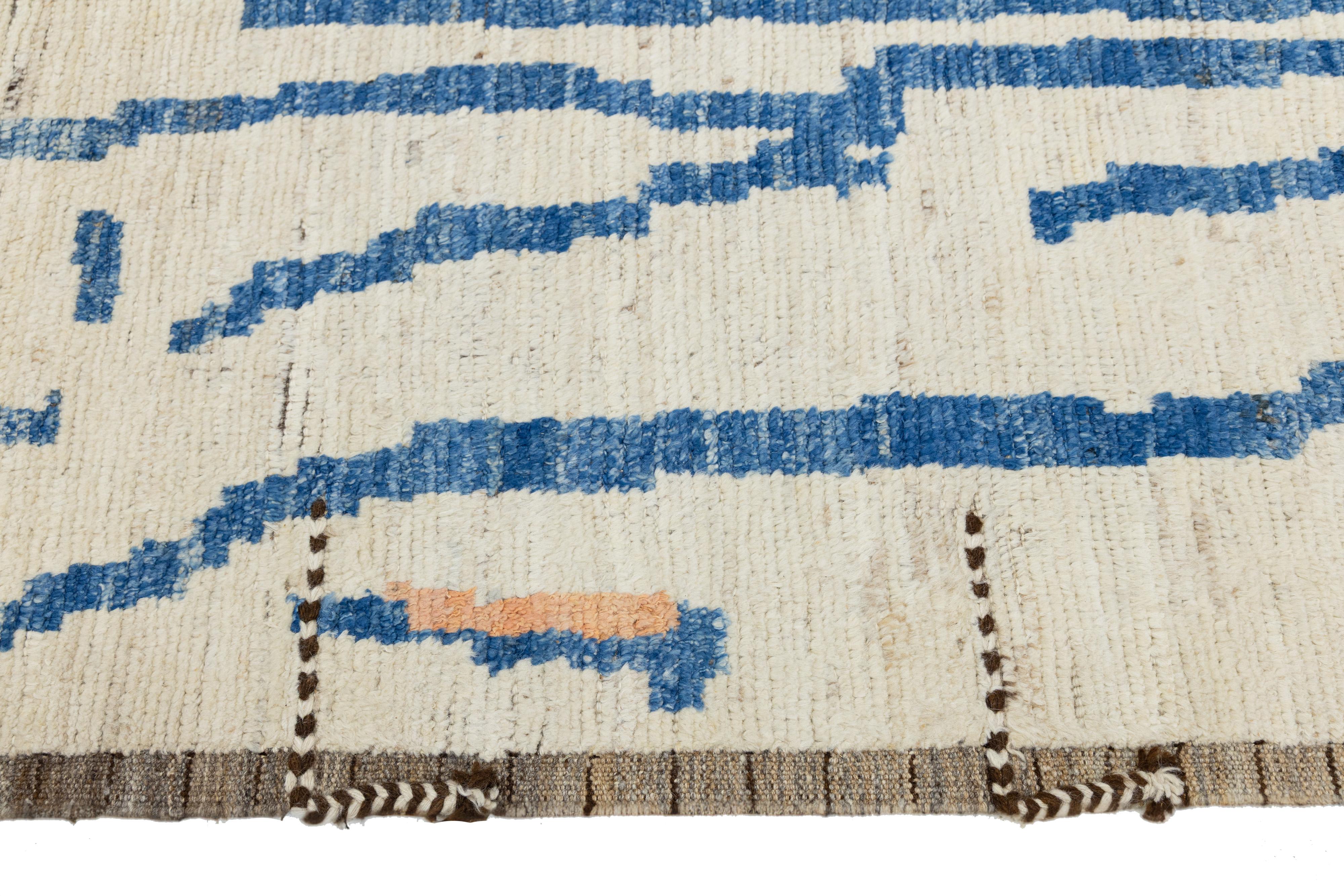 10 x 13 Handgefertigter Wollteppich im marokkanischen Stil in Beige mit abstraktem Muster im Angebot 1