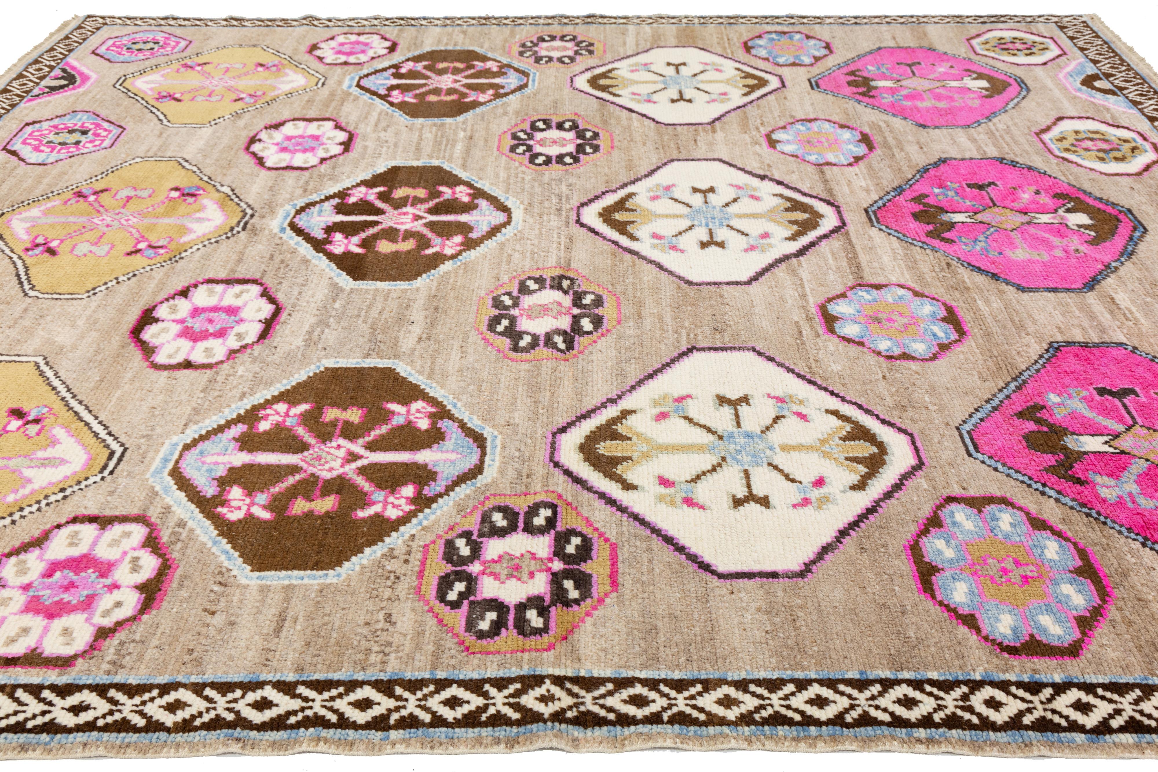 10 x 13 Tappeto moderno in lana turca Kars, realizzato a mano, di colore marrone chiaro in vendita 2