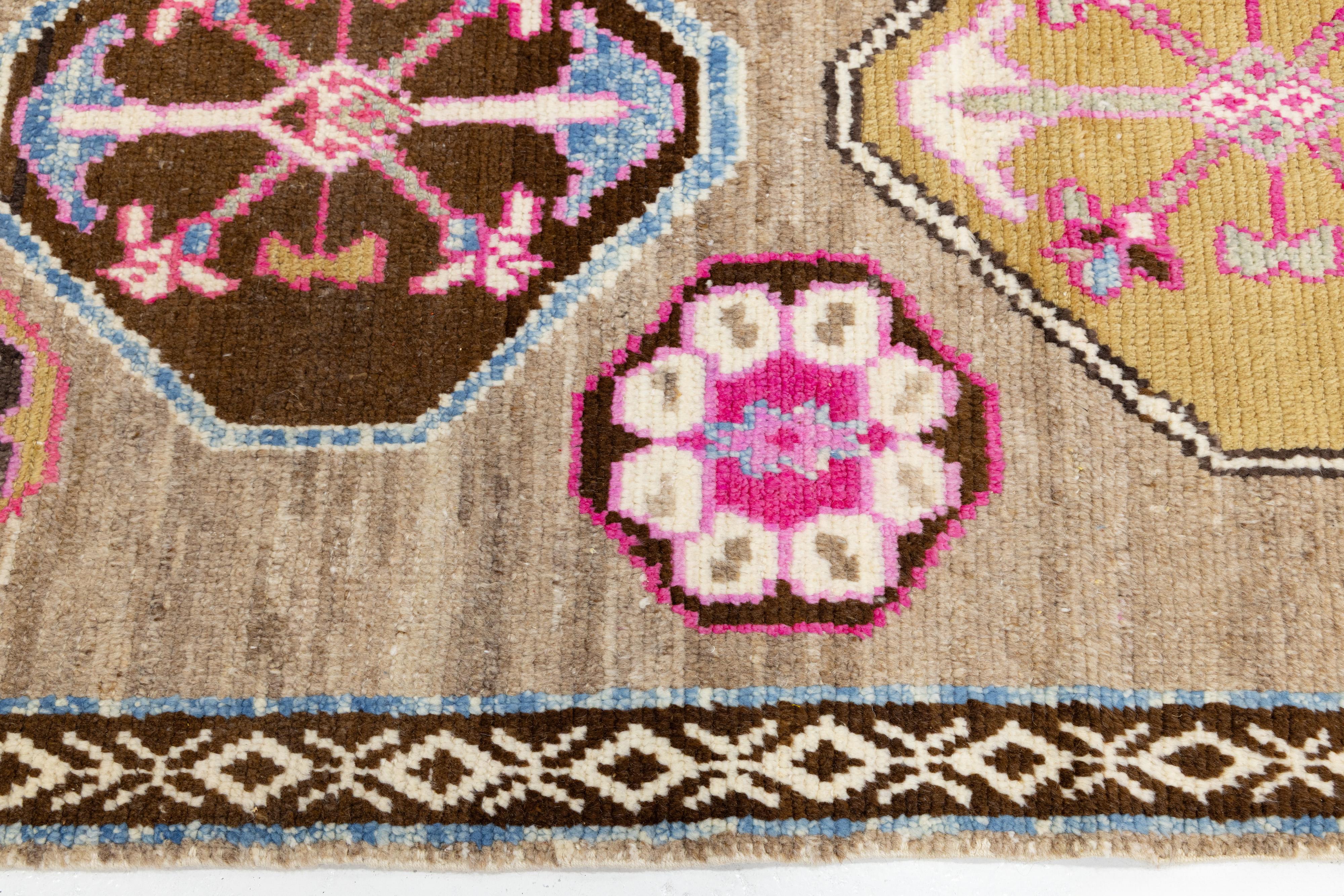 10 x 13 Tappeto moderno in lana turca Kars, realizzato a mano, di colore marrone chiaro In condizioni Nuovo in vendita a Norwalk, CT