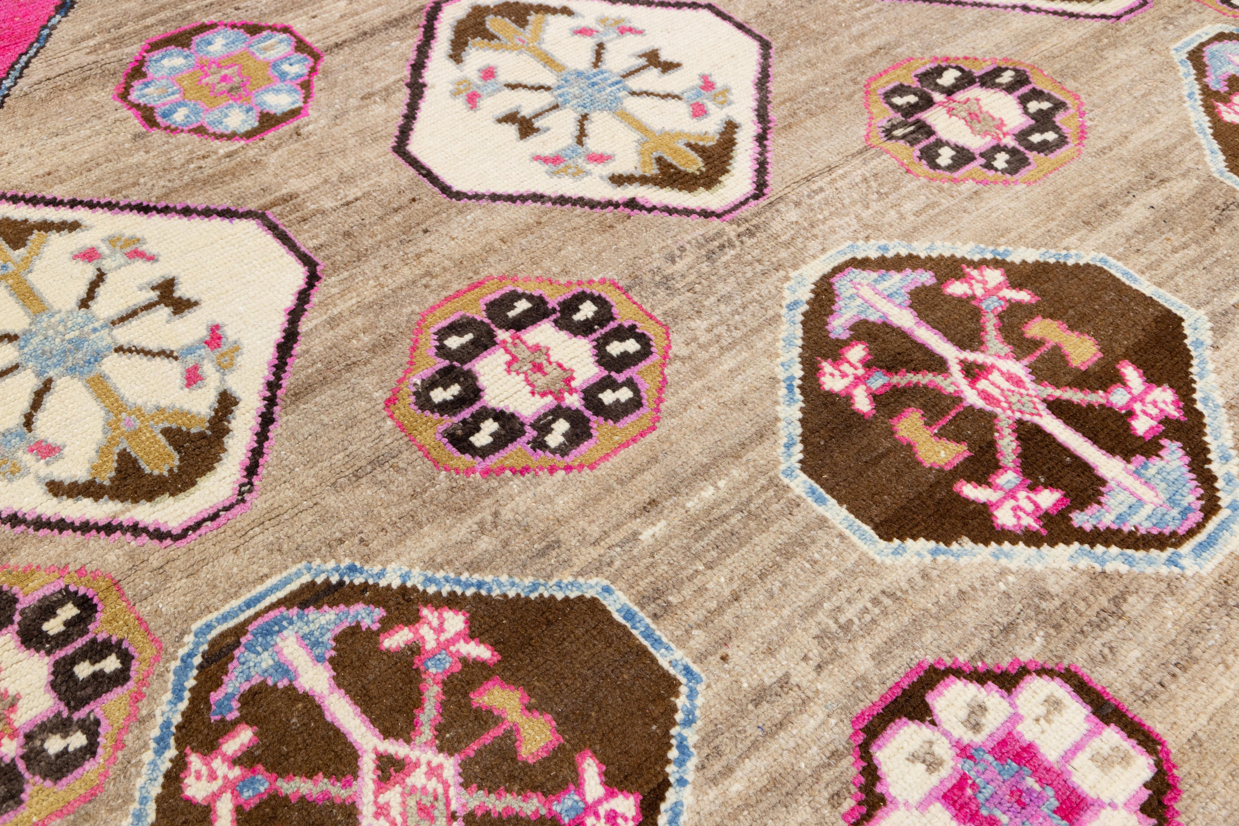 XXI secolo e contemporaneo 10 x 13 Tappeto moderno in lana turca Kars, realizzato a mano, di colore marrone chiaro in vendita