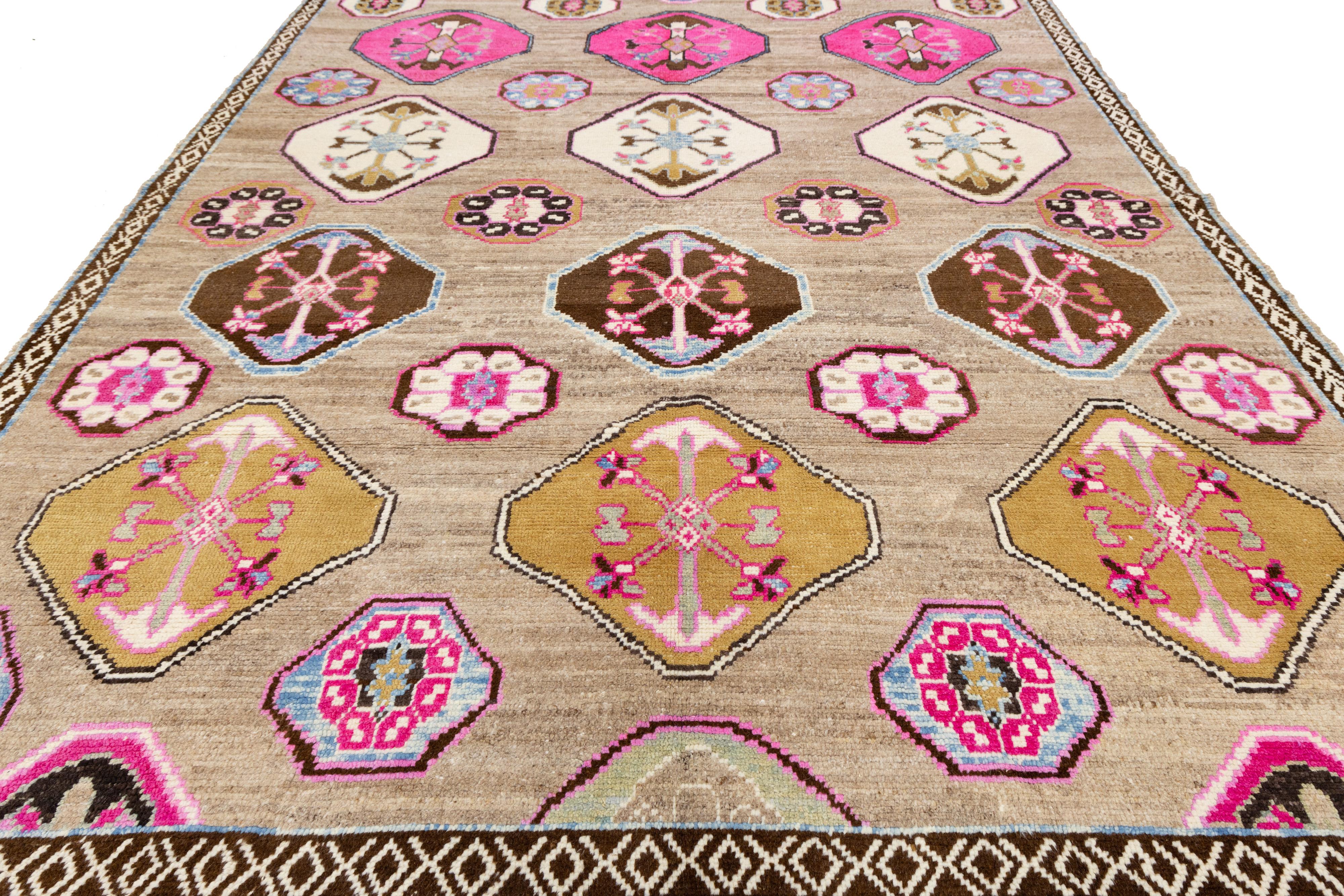 Lana 10 x 13 Tappeto moderno in lana turca Kars, realizzato a mano, di colore marrone chiaro in vendita