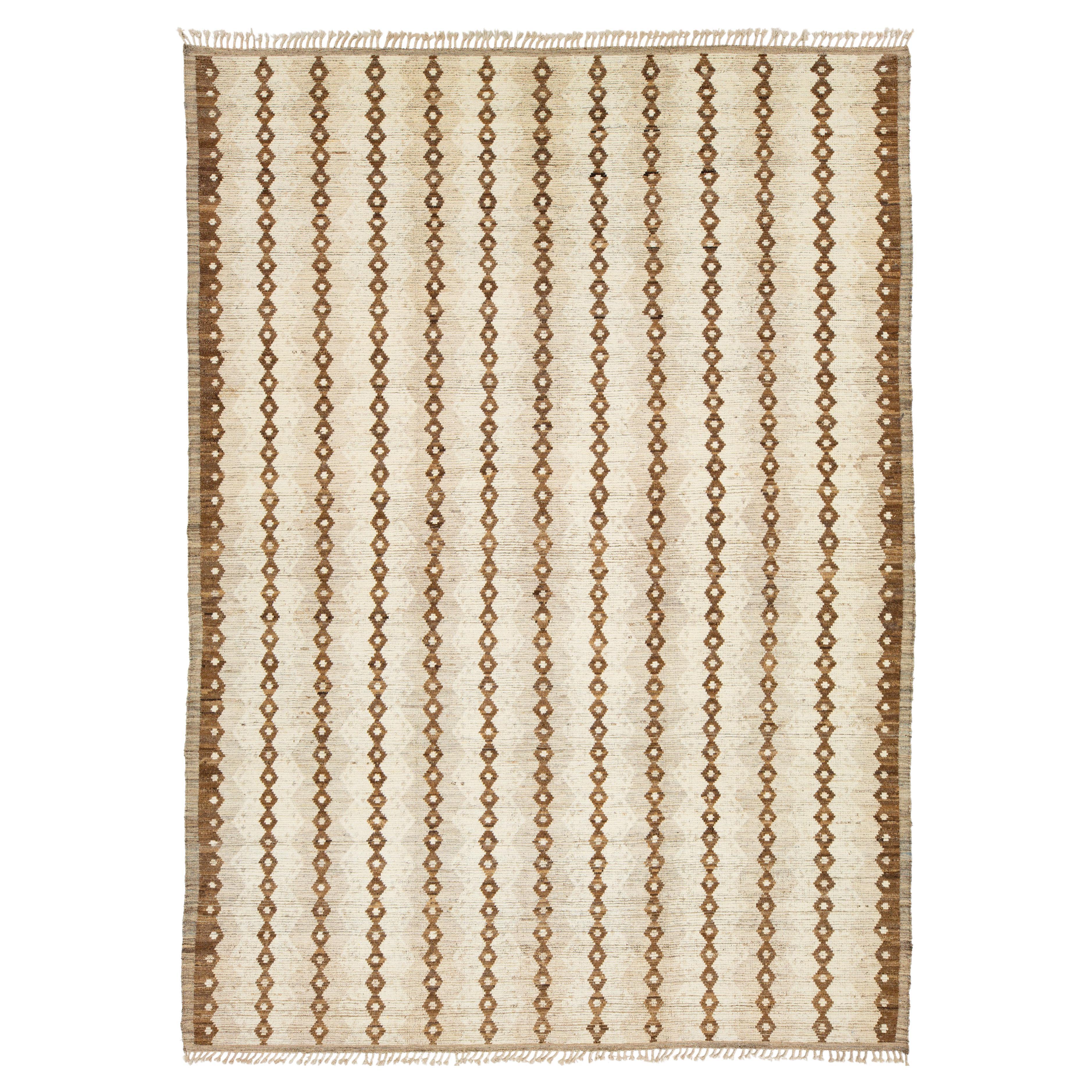 10 x 13 Modern Moroccan Style Beige Wool Rug – Vertical Diamond Stripes Design in vendita