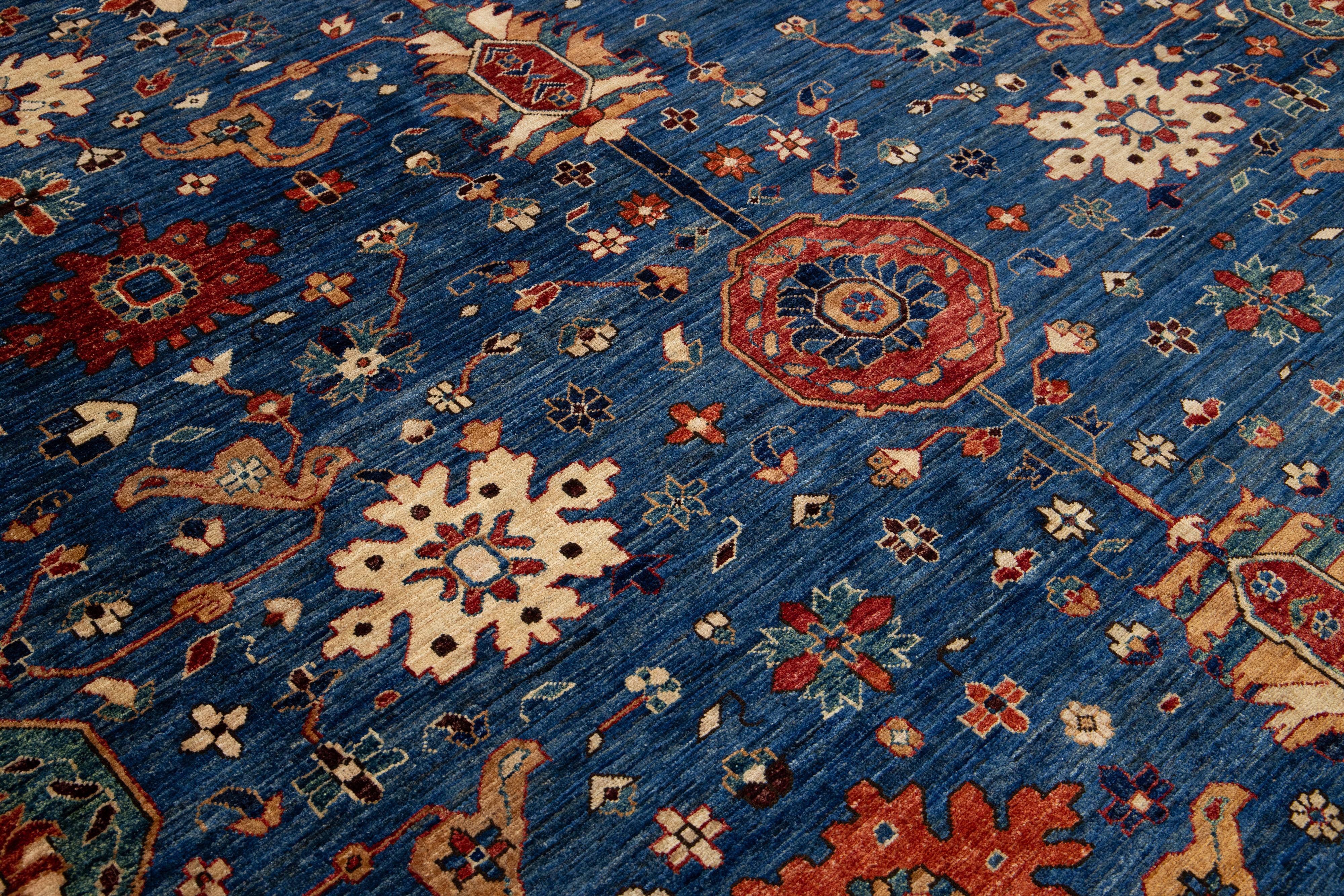 10 x 14 Zeitgenössischer blauer Wollteppich im Serapi-Stil mit floralem Design im Angebot 1
