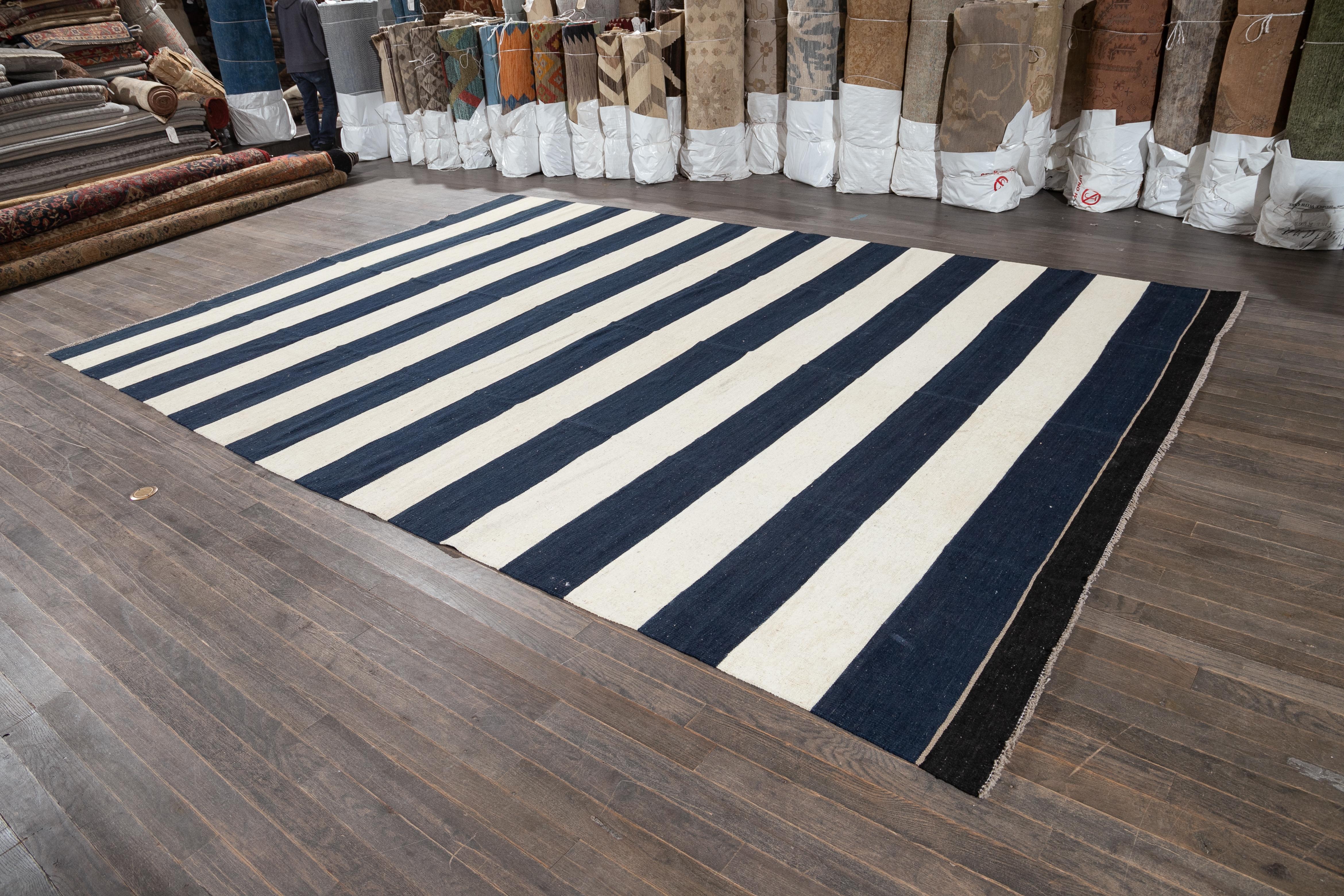 10 x 14 Contemporary Striped Kilim Wool Rug Handmade In Beige und Blau (Wolle) im Angebot