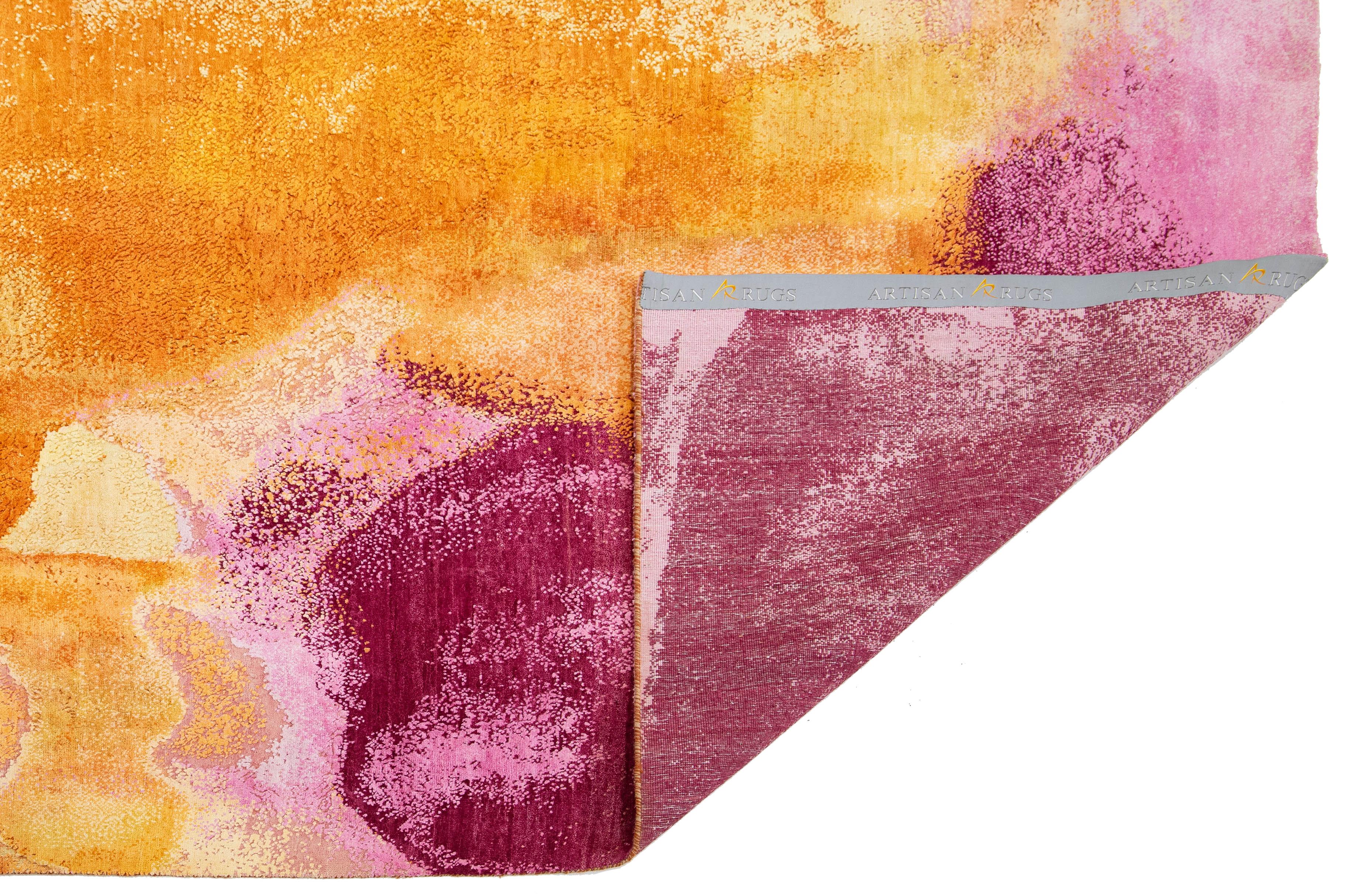 Moderno 10 x 14 Tappeto contemporaneo in lana e seta con un design astratto dai colori tenui in vendita
