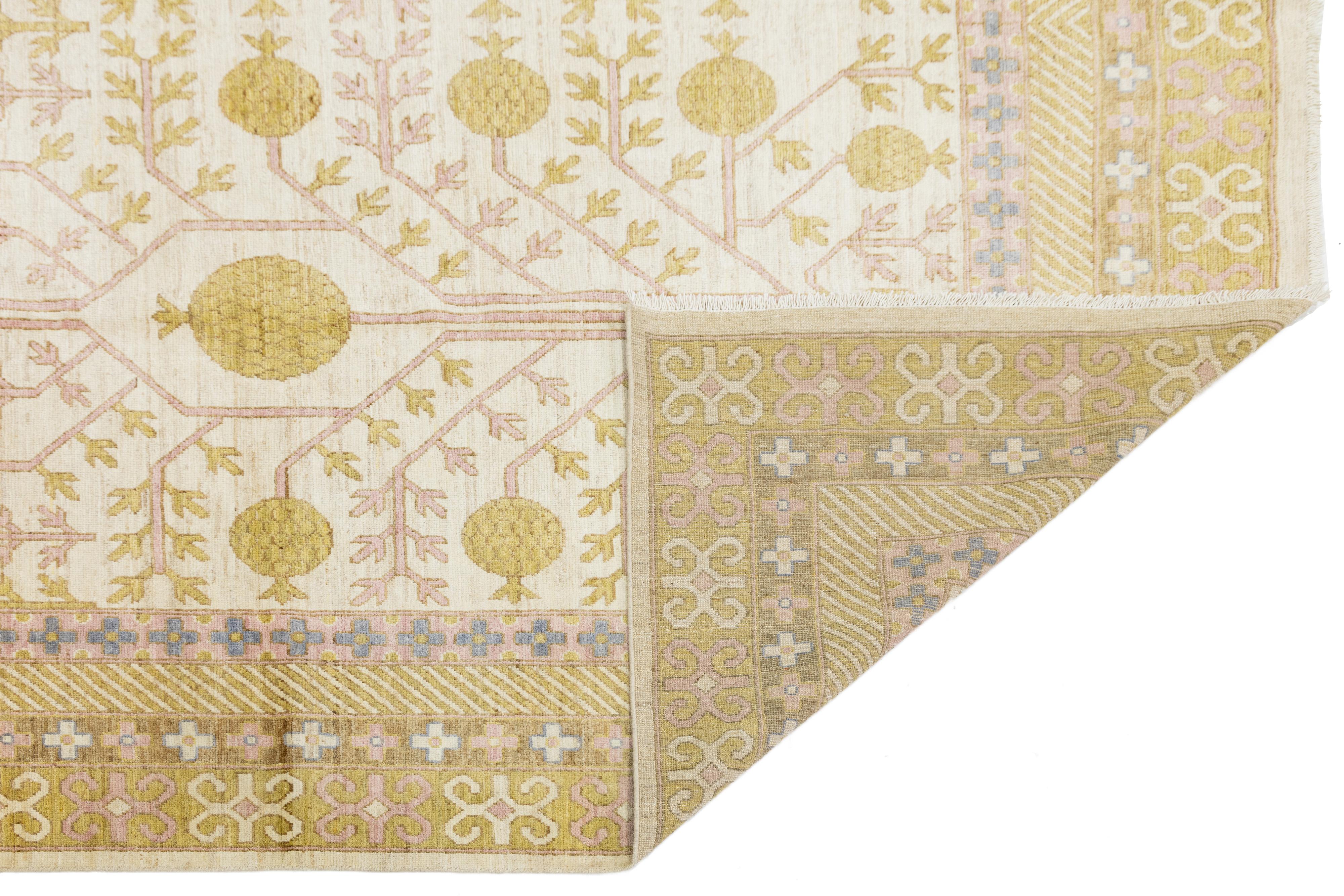 10 x 14 Handgefertigter beigefarbener Wollteppich im Khotan-Stil mit Allover-Muster (Pakistanisch) im Angebot