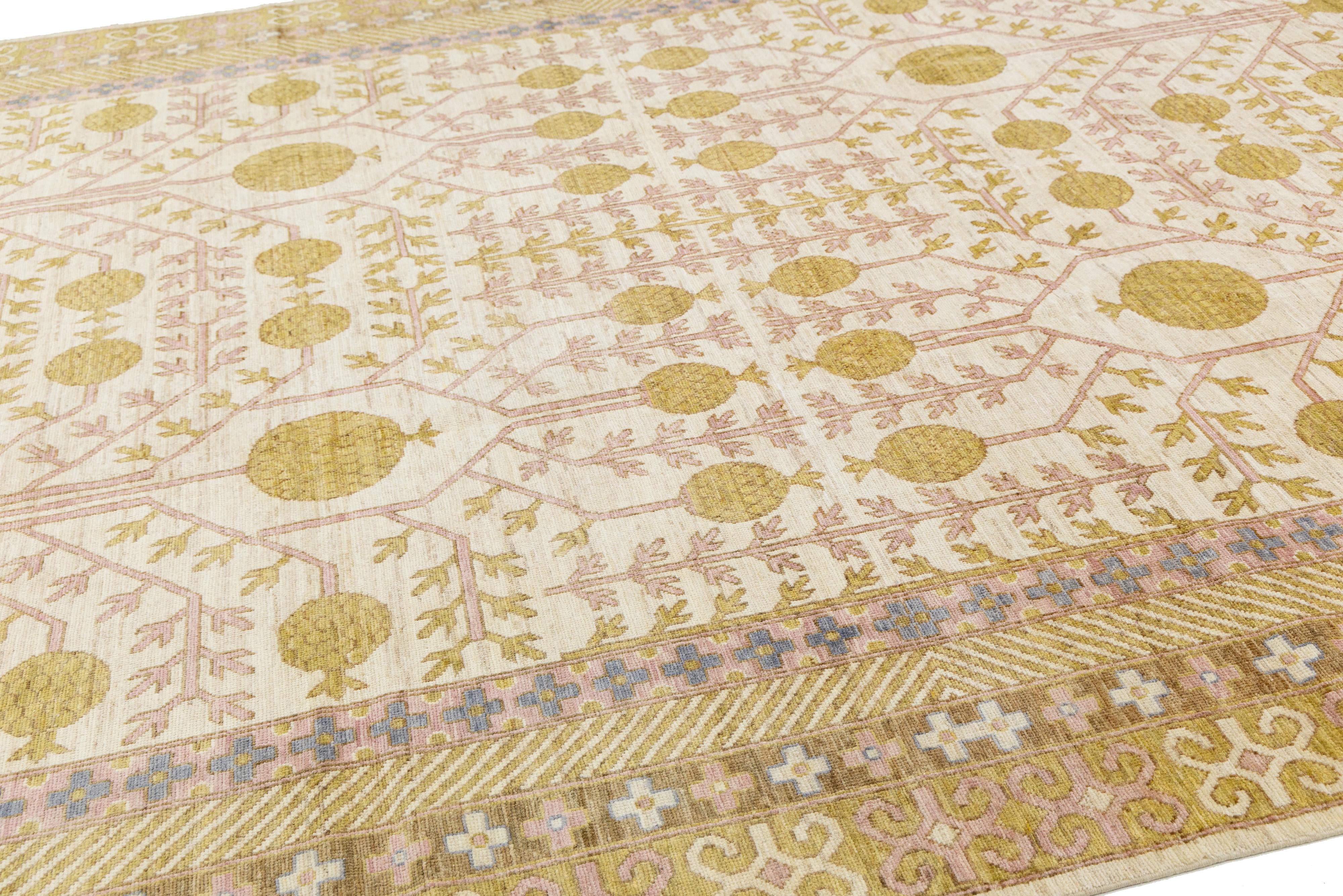 10 x 14 Handgefertigter beigefarbener Wollteppich im Khotan-Stil mit Allover-Muster im Zustand „Neu“ im Angebot in Norwalk, CT