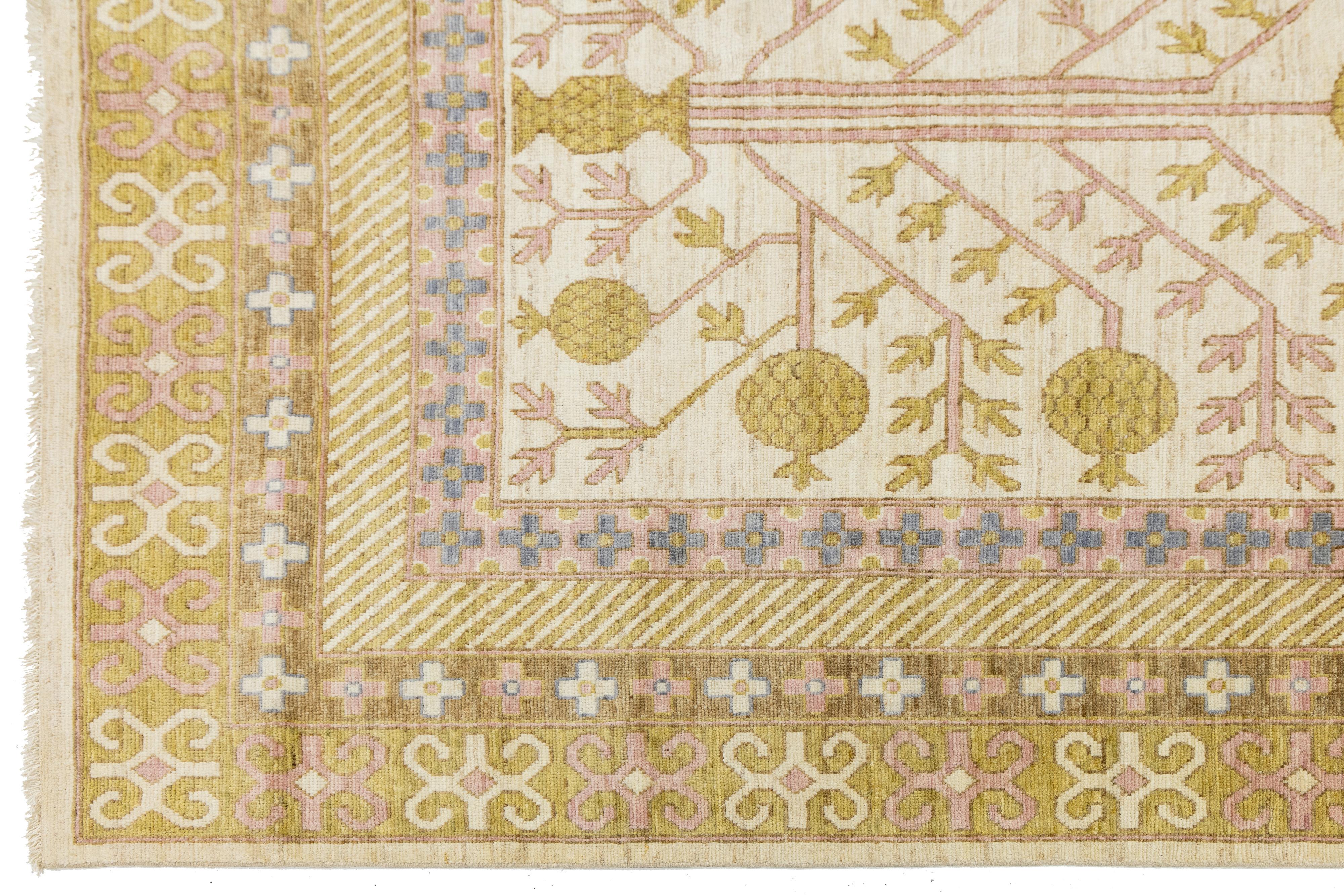 10 x 14 Handgefertigter beigefarbener Wollteppich im Khotan-Stil mit Allover-Muster (21. Jahrhundert und zeitgenössisch) im Angebot