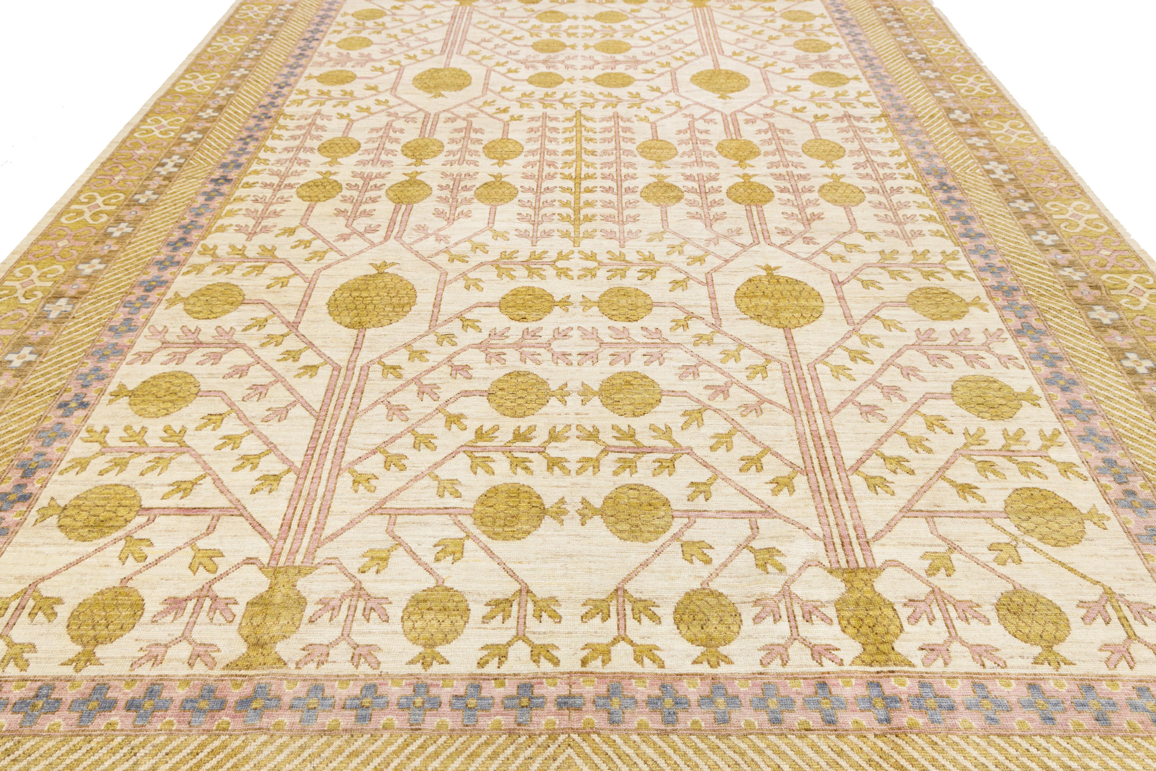 10 x 14 Handgefertigter beigefarbener Wollteppich im Khotan-Stil mit Allover-Muster (Wolle) im Angebot