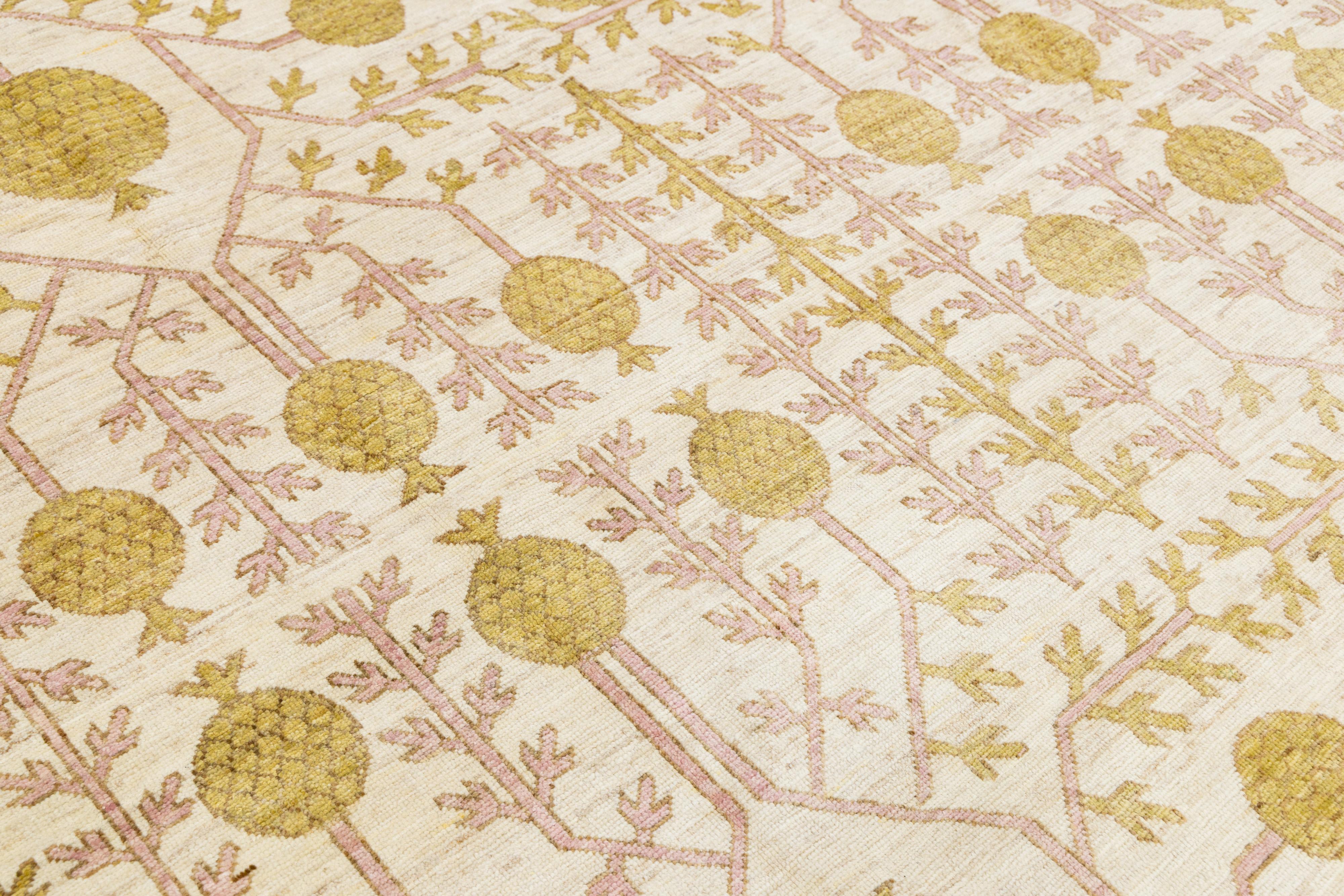 10 x 14 Handgefertigter beigefarbener Wollteppich im Khotan-Stil mit Allover-Muster im Angebot 1