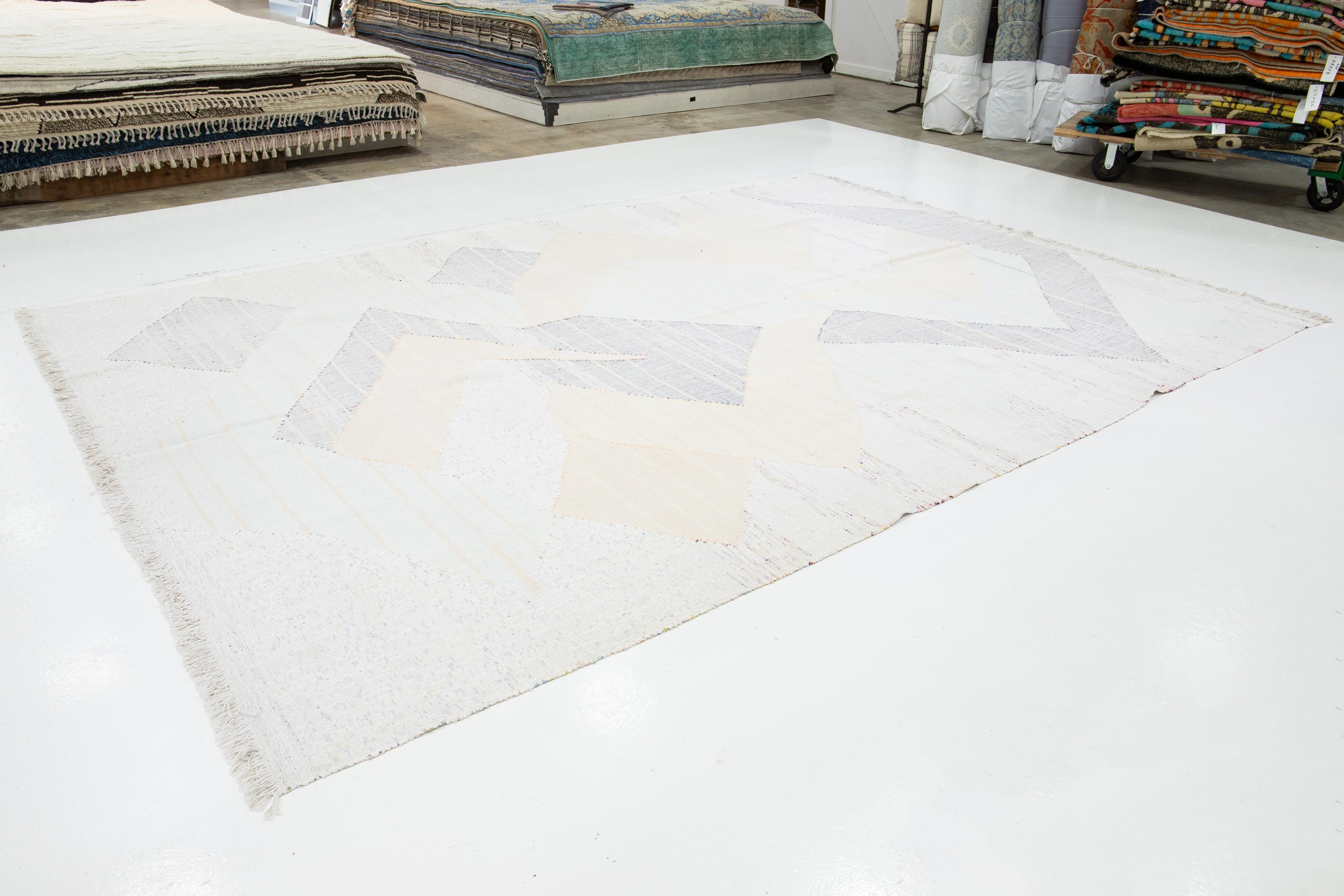 10 x 14 Moderner abstrakter Flachgewebe-Kelim-Teppich aus Wolle in gedeckter Farbe (Türkisch) im Angebot