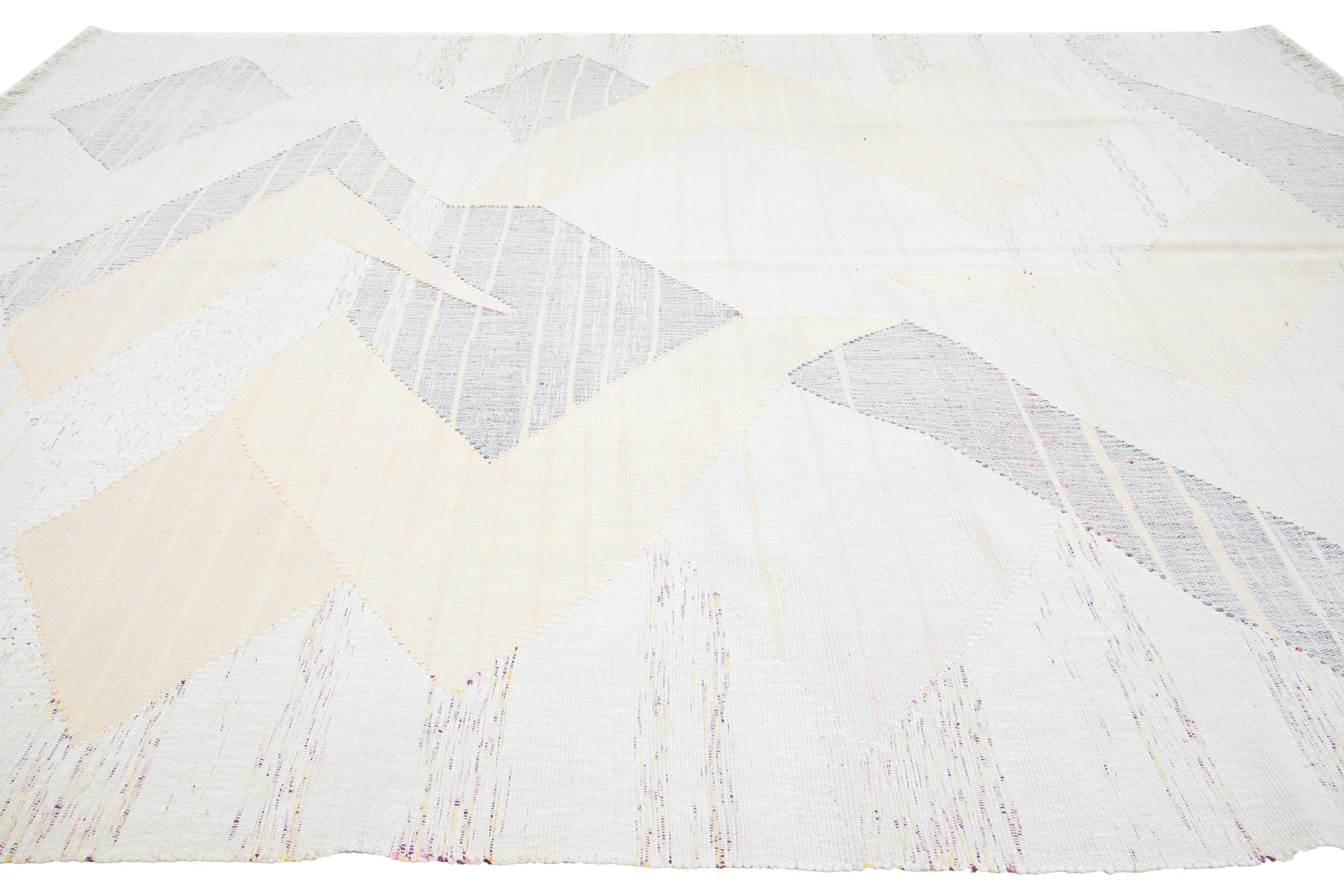 10 x 14 Moderner abstrakter Flachgewebe-Kelim-Teppich aus Wolle in gedeckter Farbe (21. Jahrhundert und zeitgenössisch) im Angebot