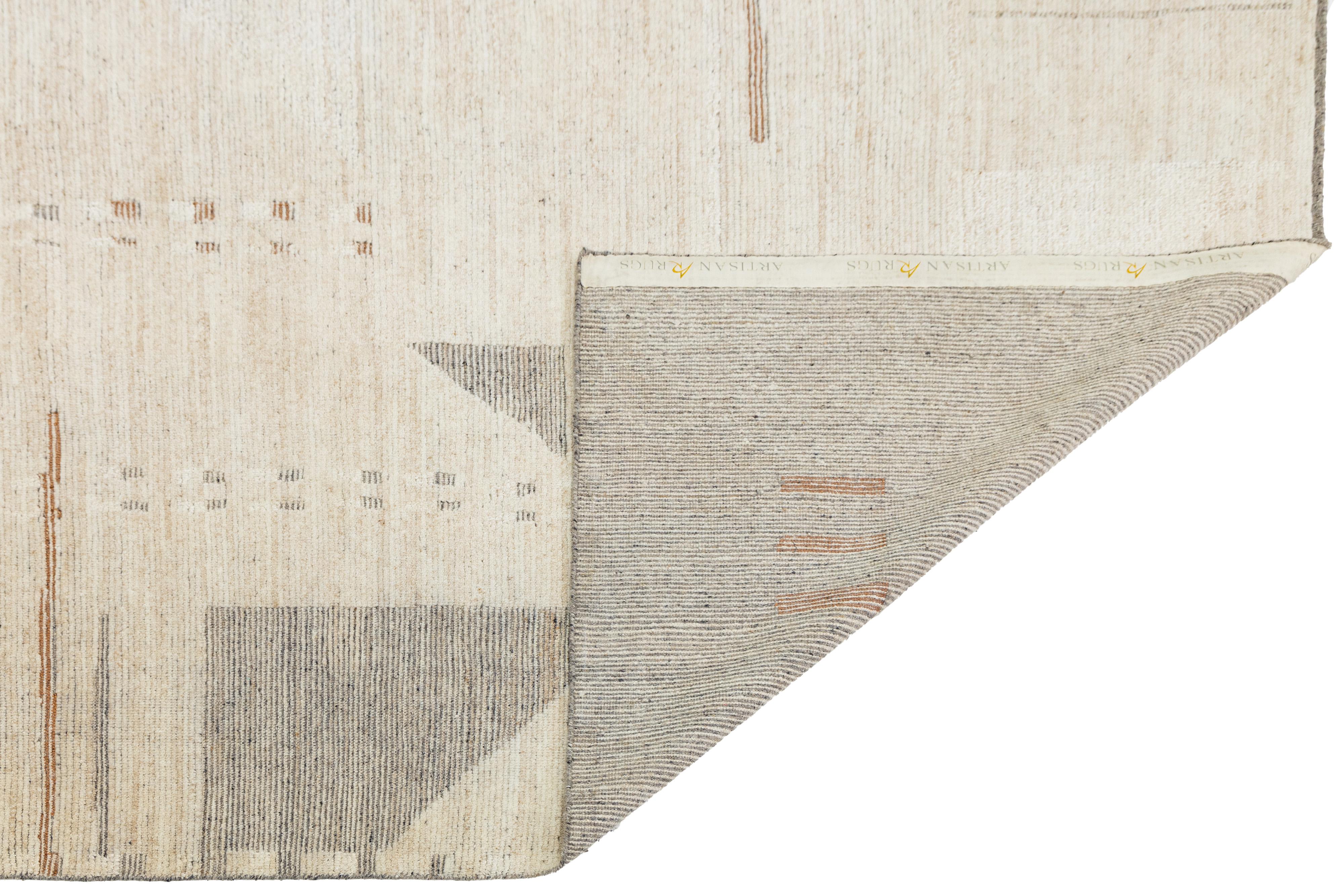 10 x 14 Modern gestalteter Wollteppich im marokkanischen Stil in Beige (Moderne) im Angebot