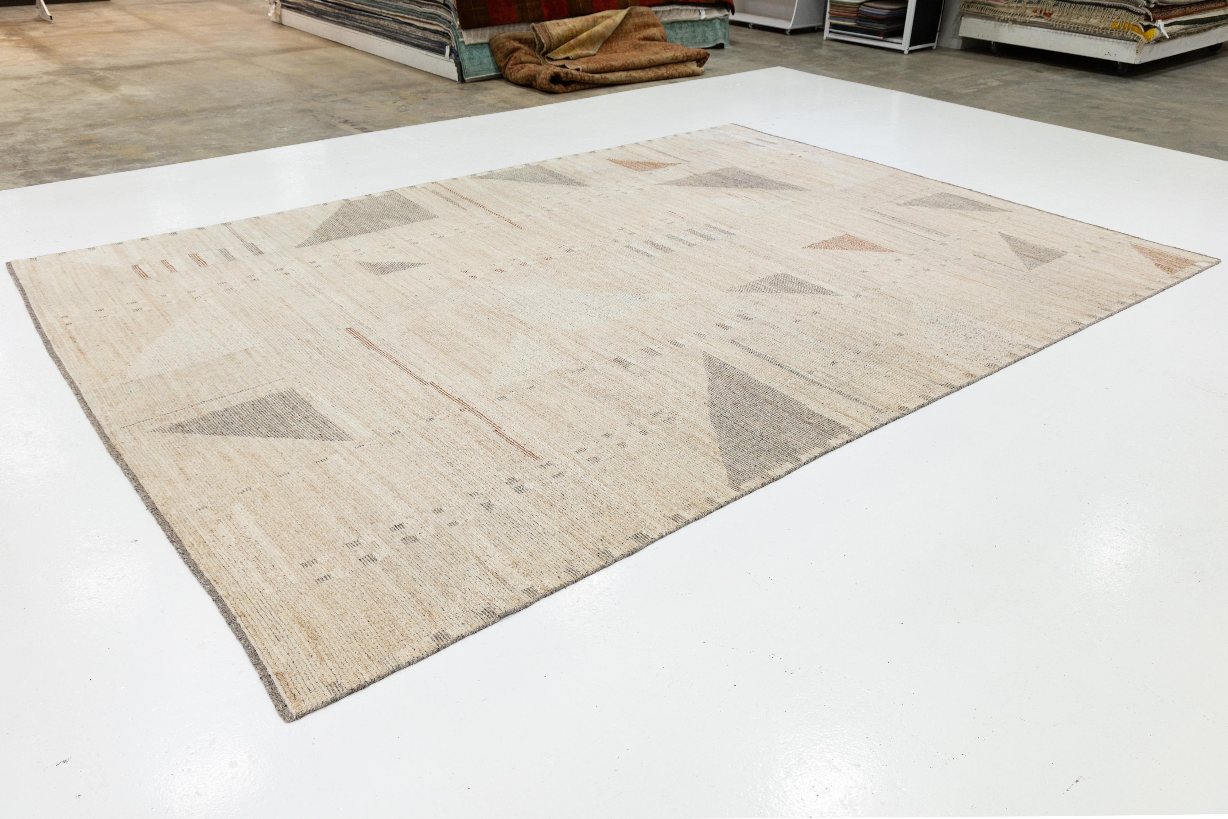 10 x 14 Modern gestalteter Wollteppich im marokkanischen Stil in Beige (Indisch) im Angebot