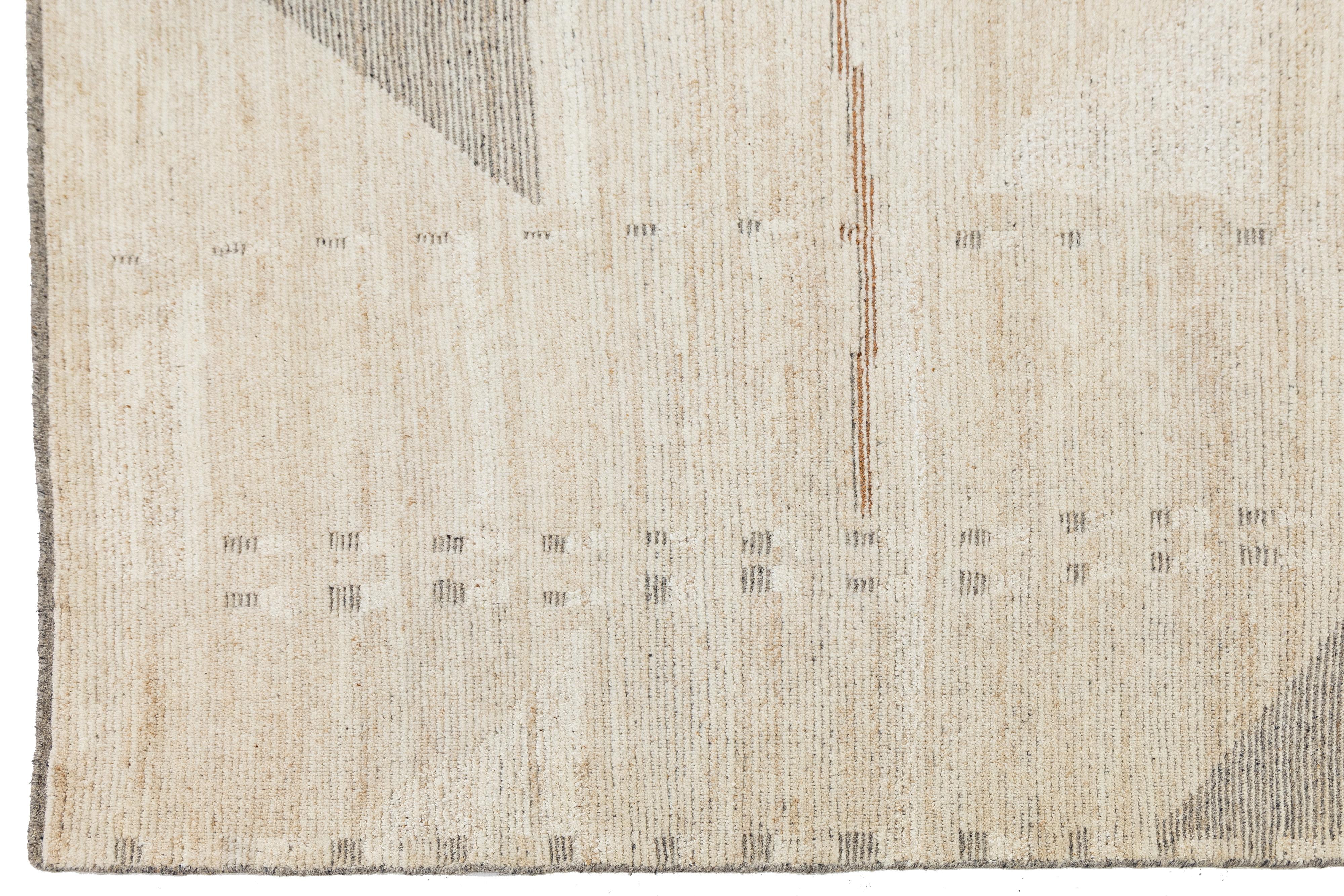 10 x 14 Modern gestalteter Wollteppich im marokkanischen Stil in Beige im Zustand „Neu“ im Angebot in Norwalk, CT