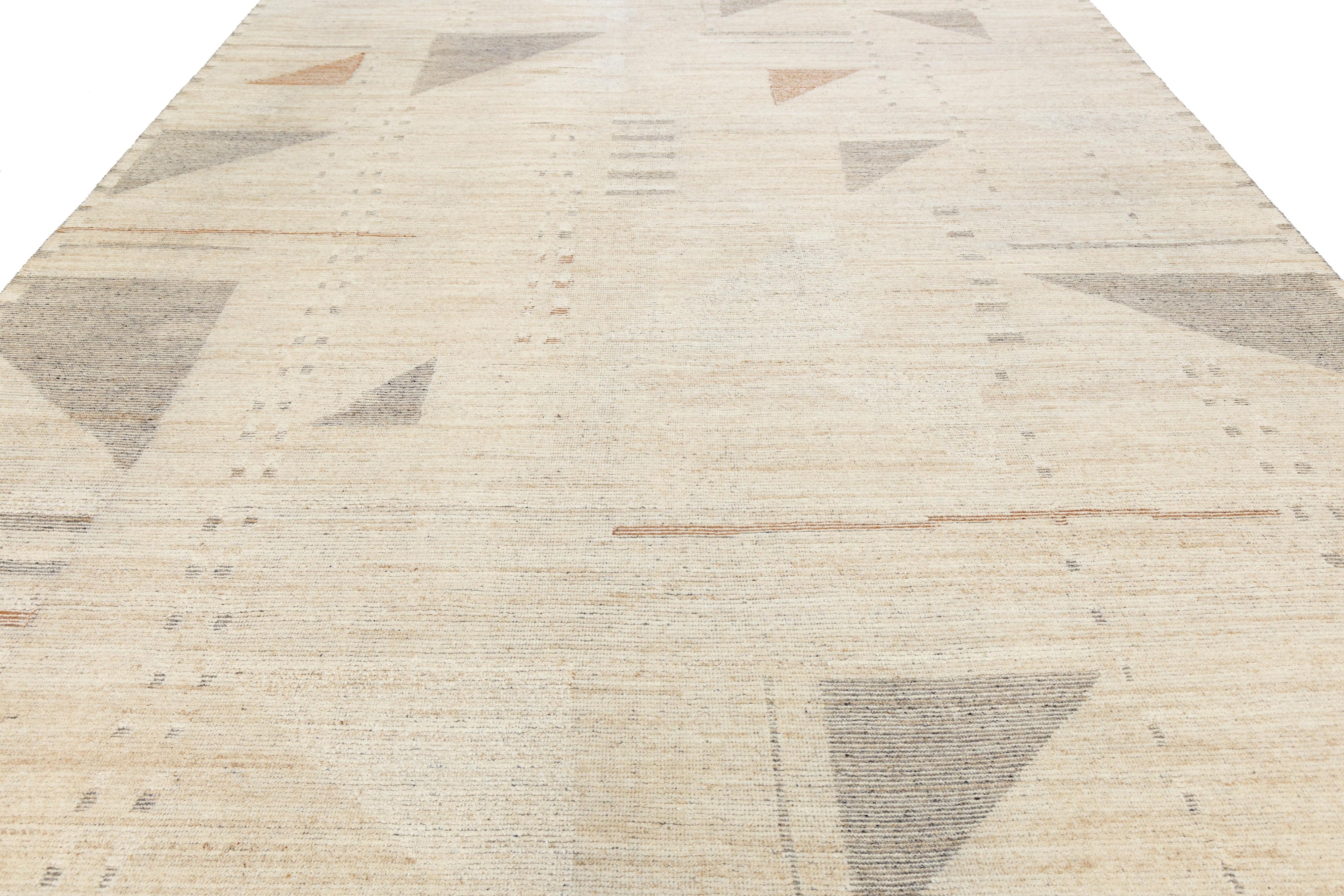 10 x 14 Modern gestalteter Wollteppich im marokkanischen Stil in Beige (21. Jahrhundert und zeitgenössisch) im Angebot