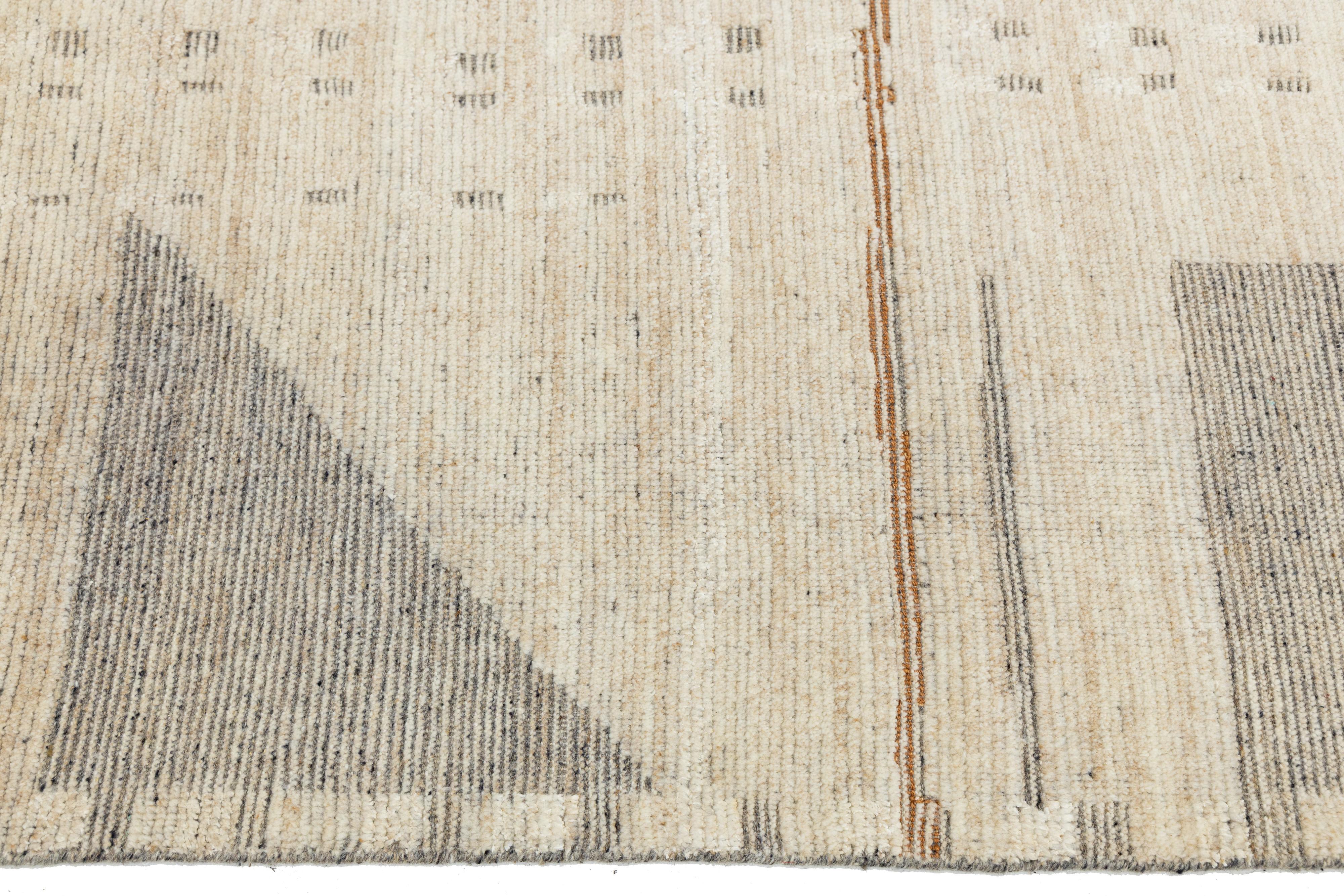 10 x 14 Modern gestalteter Wollteppich im marokkanischen Stil in Beige im Angebot 1