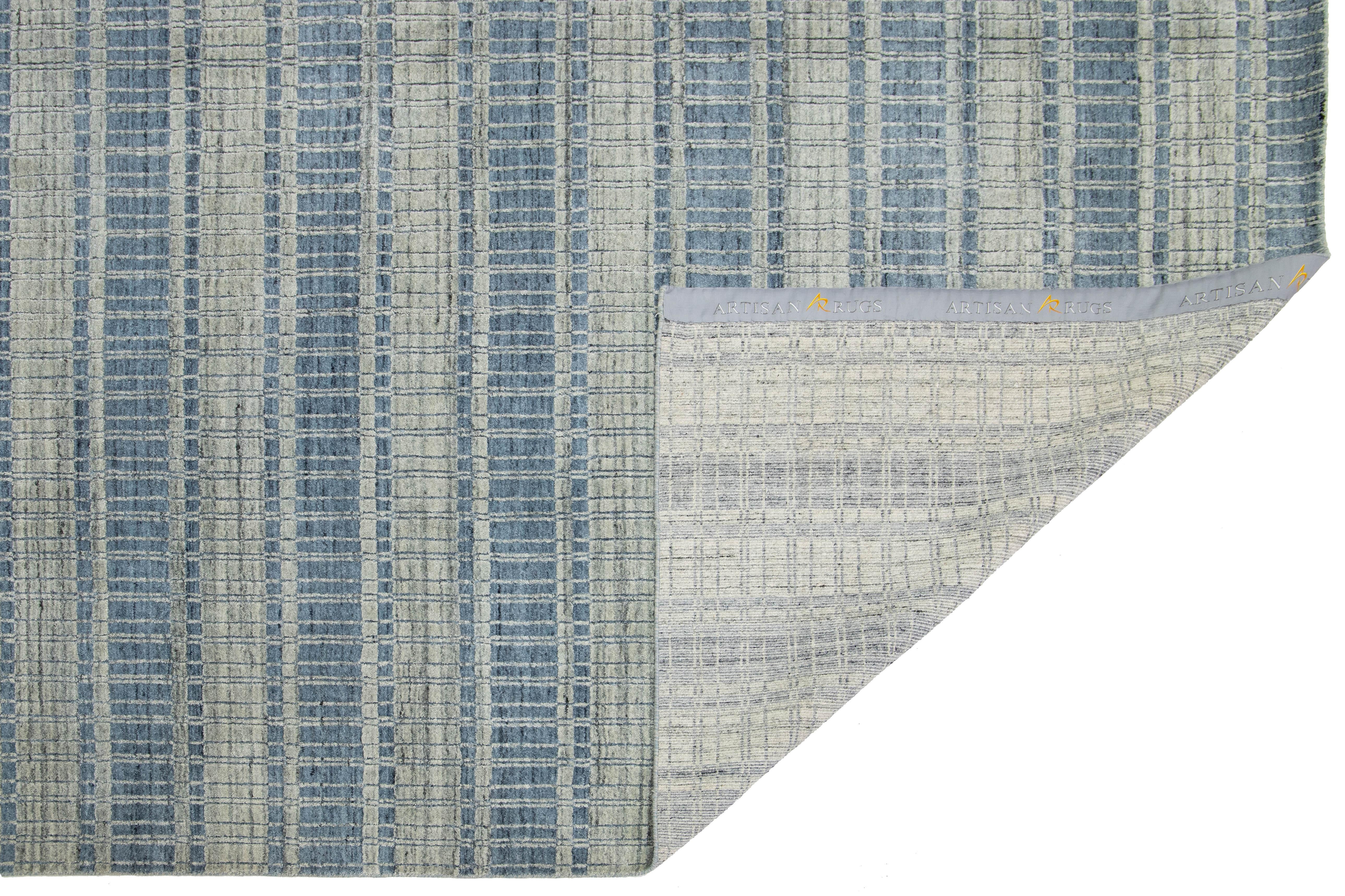 10 x 14 Moderner handgewebter Wollteppich in Grau und Blau  Mit geometrischem Design (Indisch) im Angebot