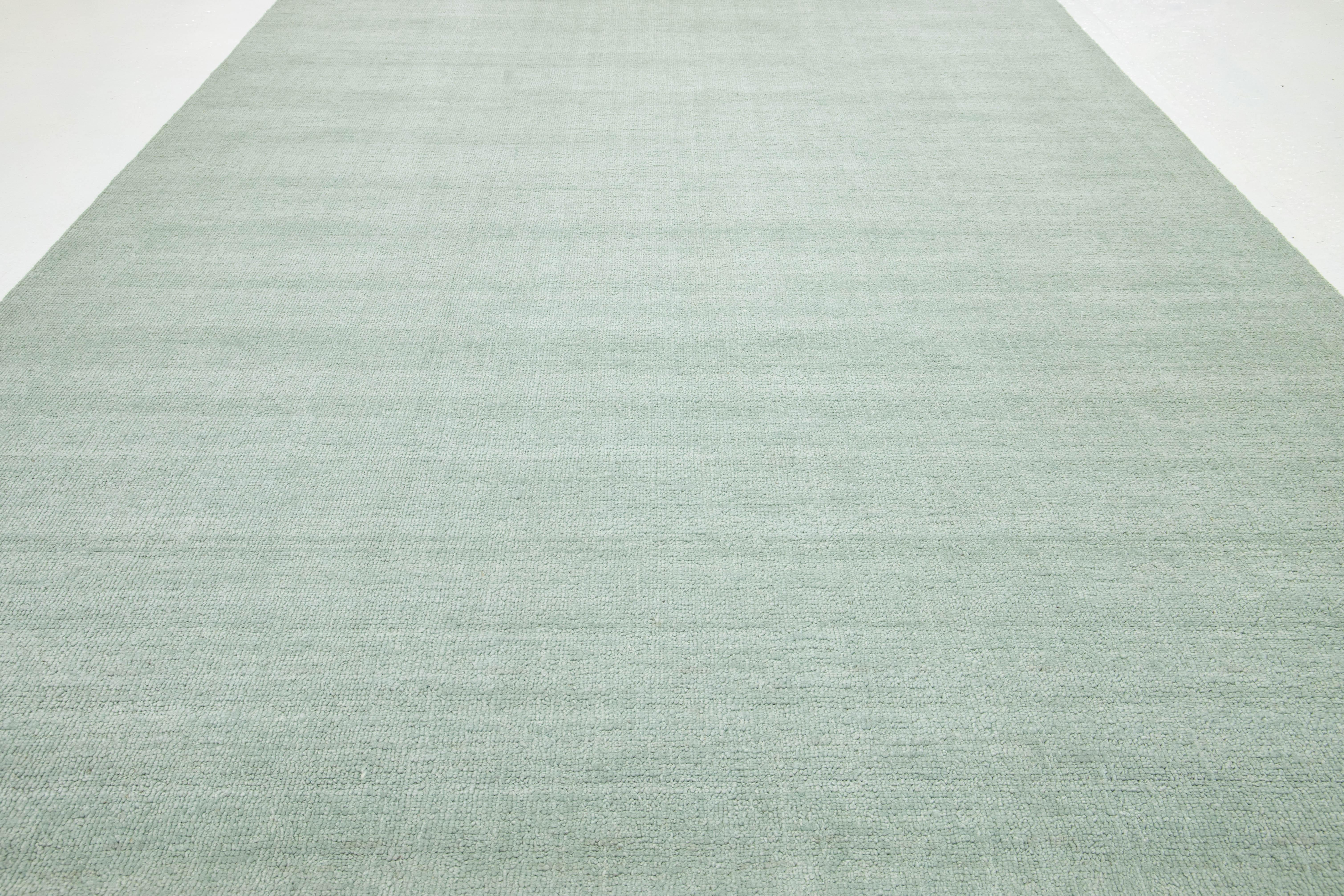 10 x 14 Alfombra moderna de lana de textura india hecha a mano en verde claro sólido Siglo XXI y contemporáneo en venta