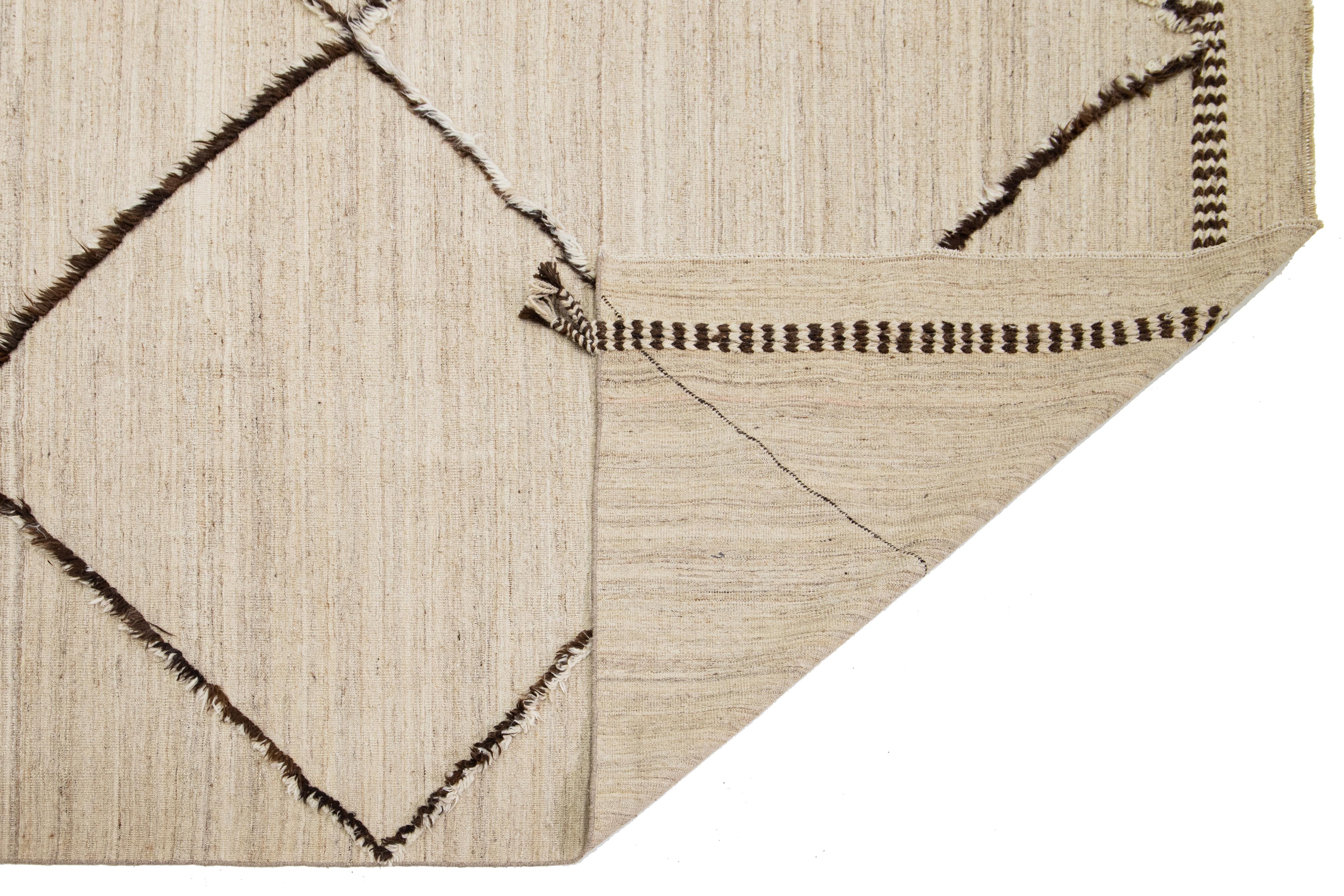 Pakistano 10 x 15 Tappeto moderno di lana in stile marocchino fatto a mano in beige con disegno tribale in vendita