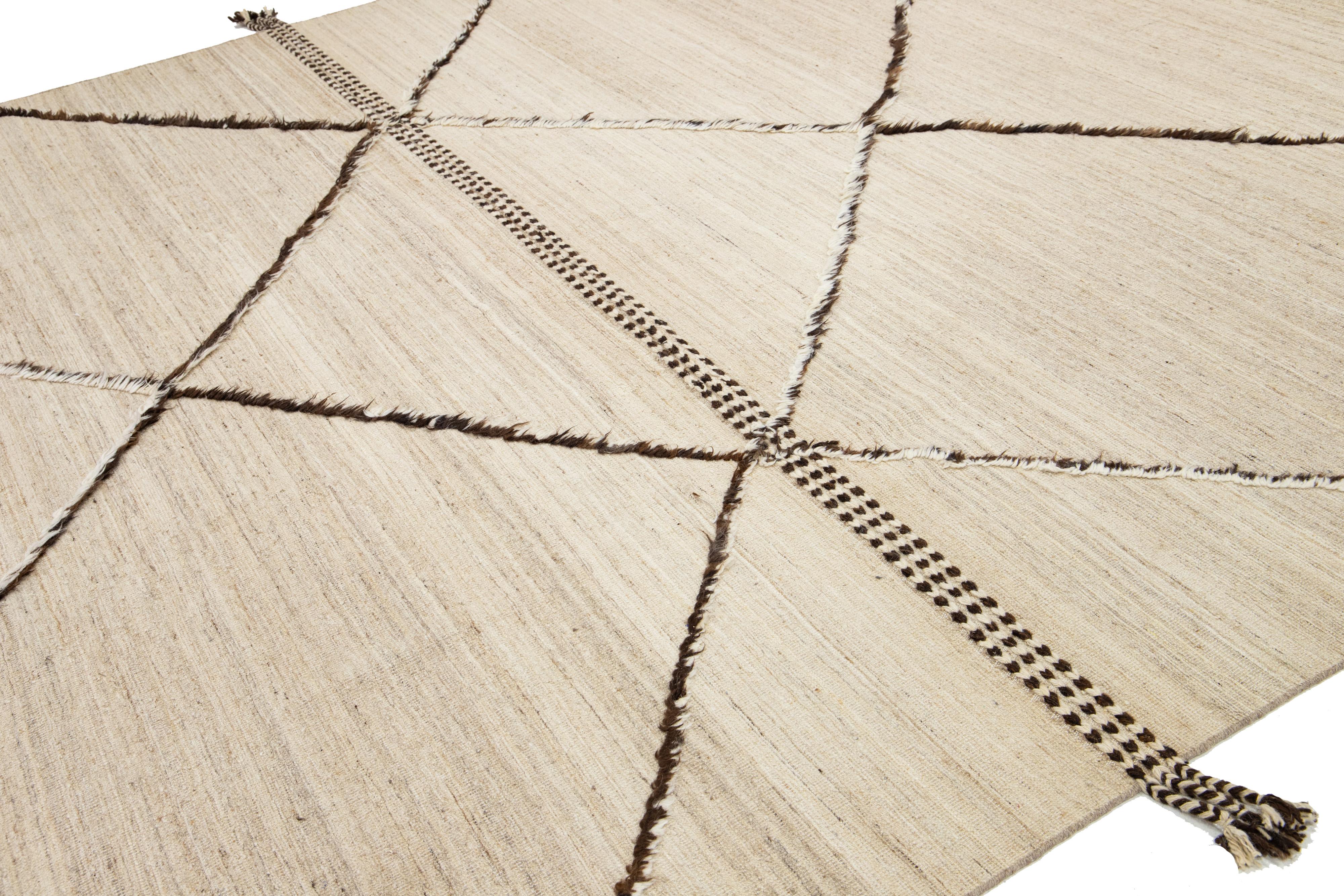 Annodato a mano 10 x 15 Tappeto moderno di lana in stile marocchino fatto a mano in beige con disegno tribale in vendita