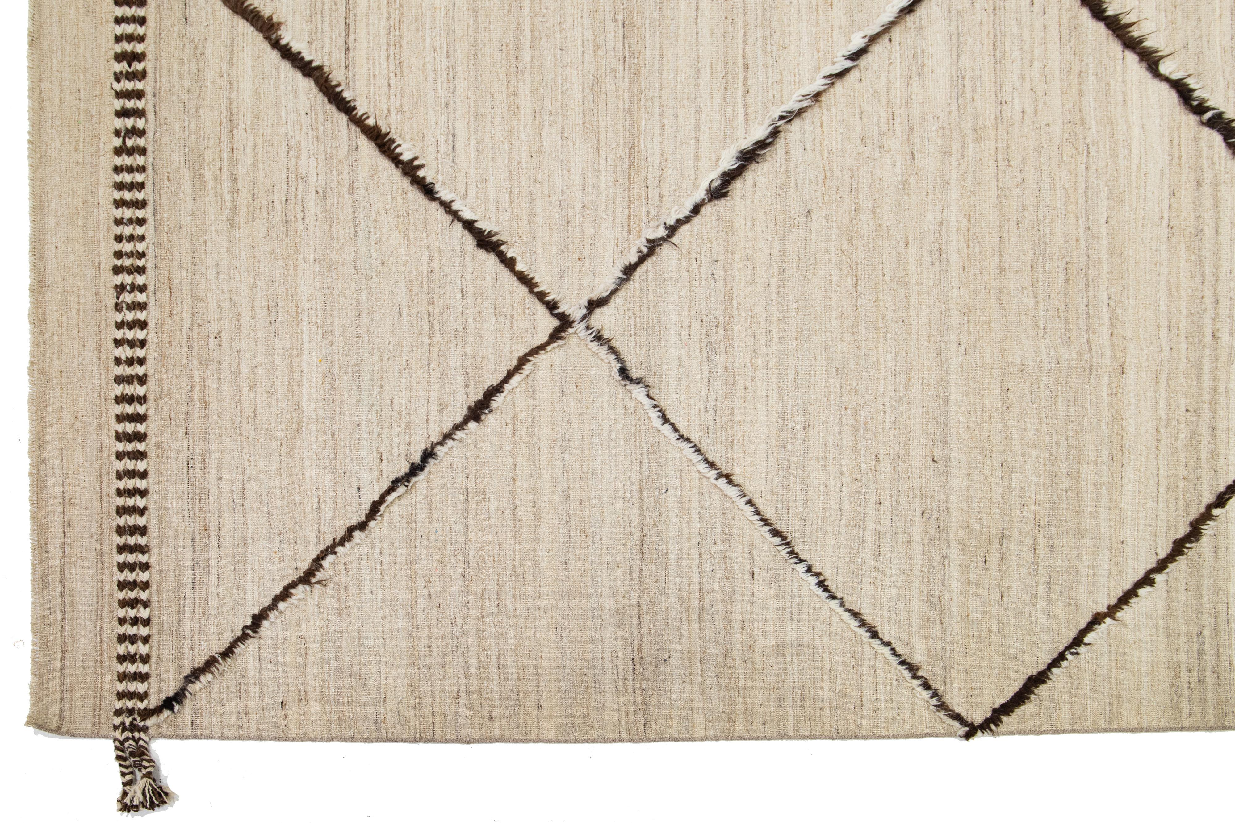 10 x 15 Tappeto moderno di lana in stile marocchino fatto a mano in beige con disegno tribale In condizioni Nuovo in vendita a Norwalk, CT