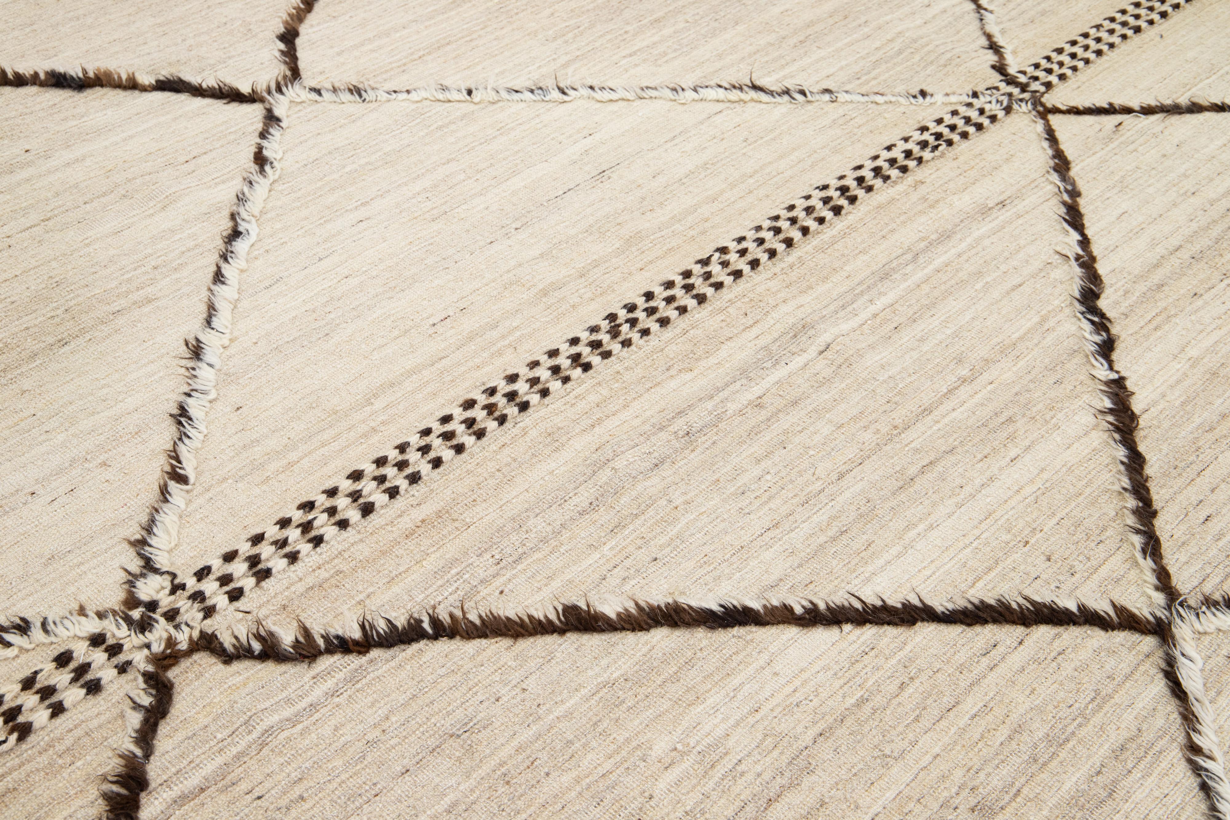 Lana 10 x 15 Tappeto moderno di lana in stile marocchino fatto a mano in beige con disegno tribale in vendita