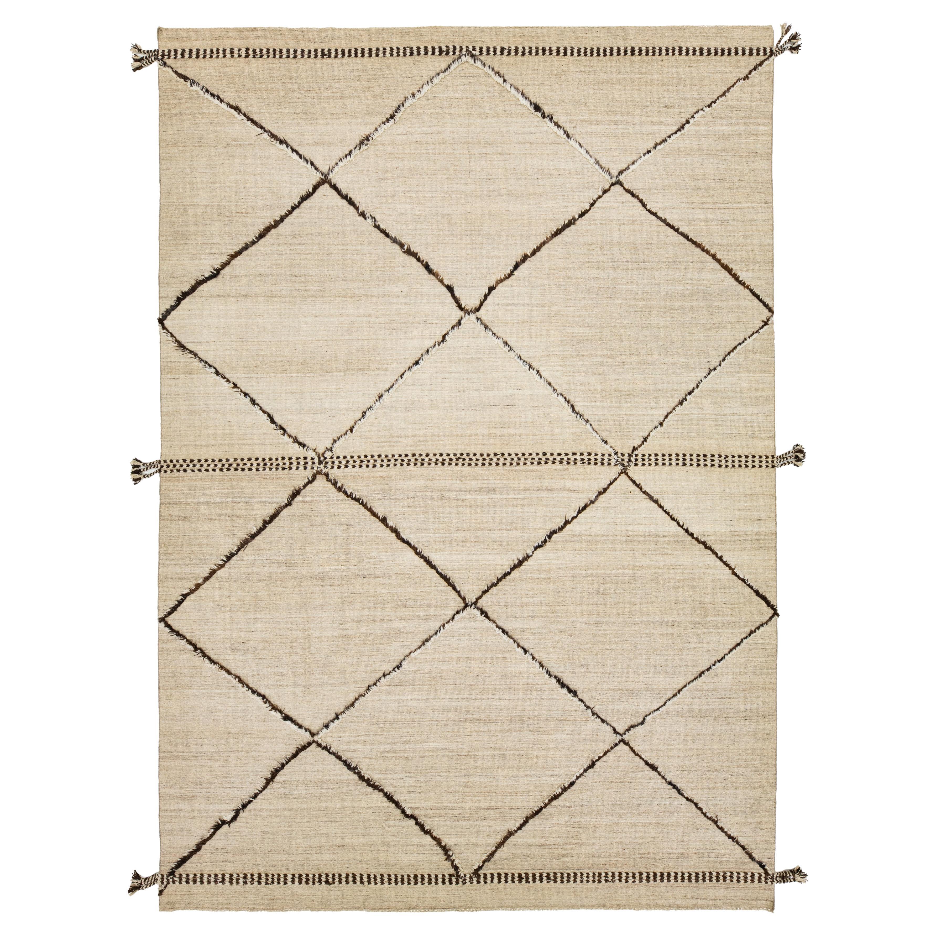 10 x 15 Tappeto moderno di lana in stile marocchino fatto a mano in beige con disegno tribale in vendita