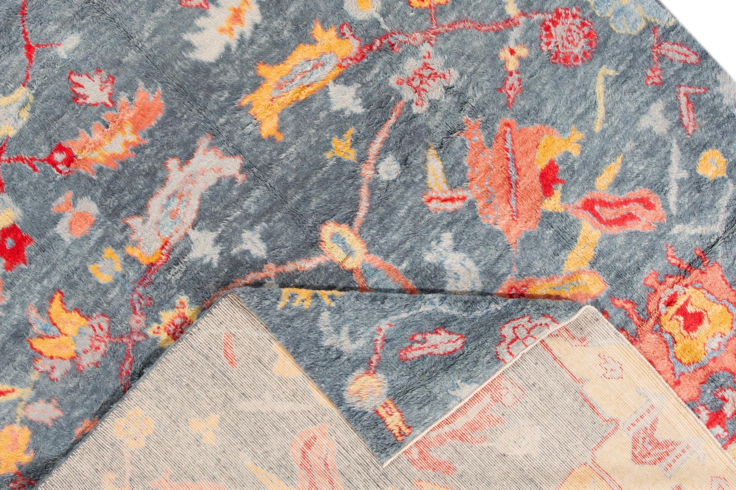 10 x 15 Moderner Wollteppich im marokkanischen Stil in Blau mit Blumenmuster (Türkisch) im Angebot
