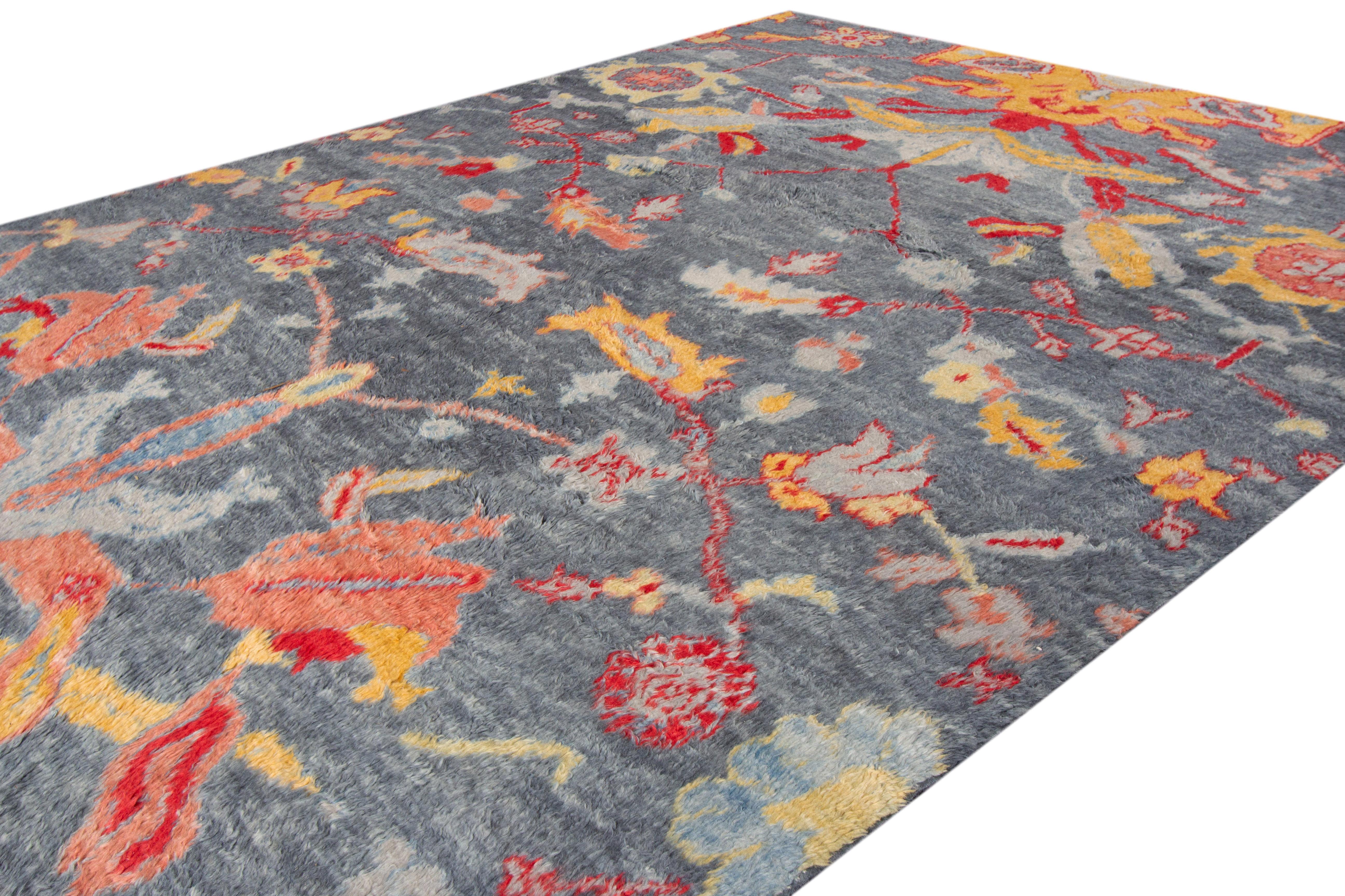 10 x 15 Moderner Wollteppich im marokkanischen Stil in Blau mit Blumenmuster (Handgeknüpft) im Angebot