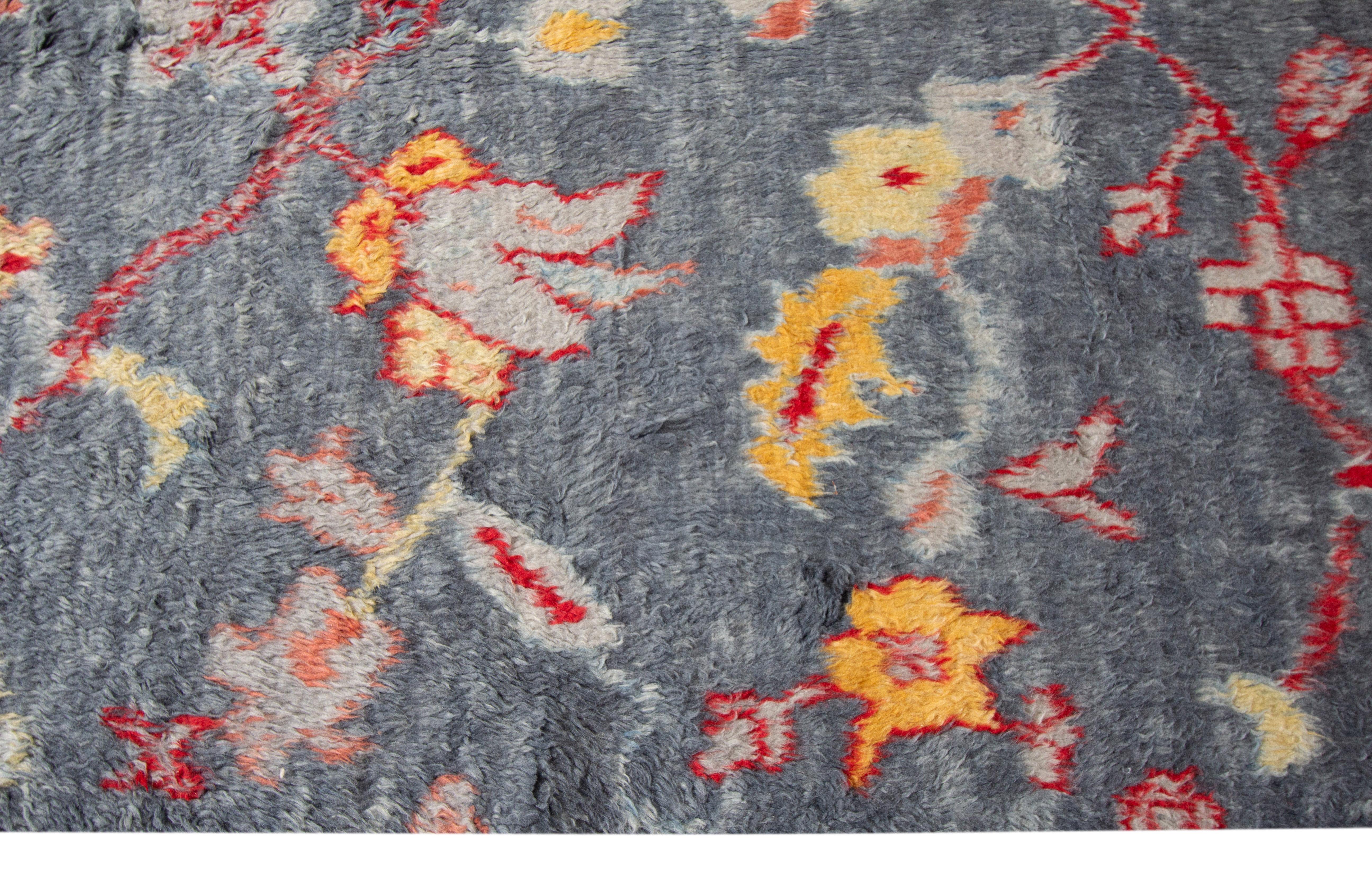 10 x 15 Moderner Wollteppich im marokkanischen Stil in Blau mit Blumenmuster (21. Jahrhundert und zeitgenössisch) im Angebot
