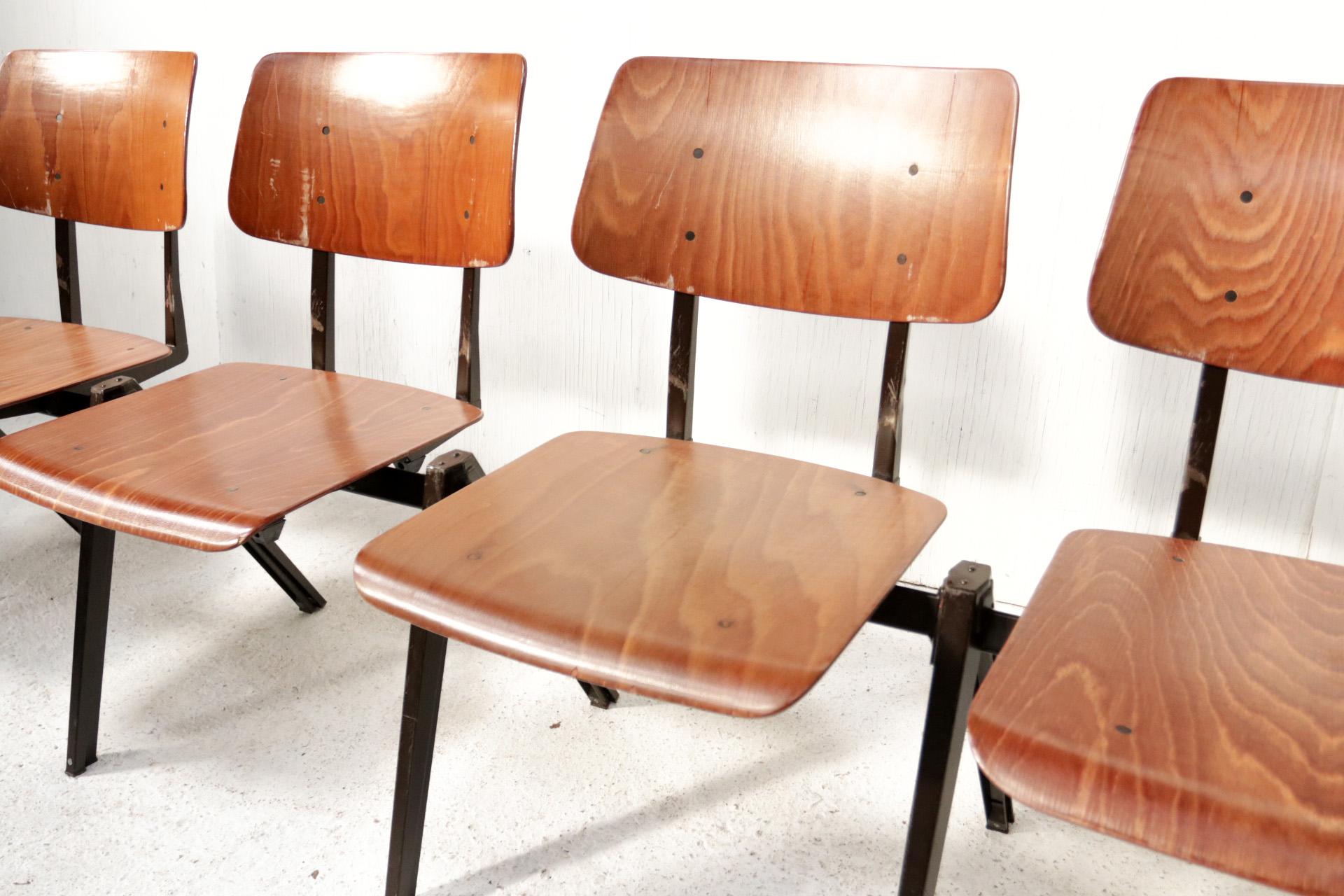 Grand lot de chaises d'école empilables et commutables Original S21 fabriquées par Galvanitas dans les années 60 et 70 dans le style des designs de Friso Kramer, Wim Rietveld et Jean Prouvé.
Nous les vendons par lot de 10 pièces.
Ce qui rend ces