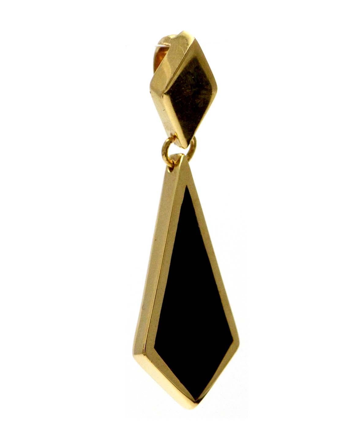 100% Authentic Bernard Passman Solid 18K Yellow Gold Black Coral Pendant 6.7 gramsThis beautiful designer pendant weighs 6.7 grams, and measures 26mm in length, with an additional 12.5mm with the bail. This pendant features a black coral inlay.