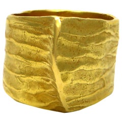 100% Authentic Daniela Vettori 18 Karat Yellow Gold Textured Ring, 12.5 Grams