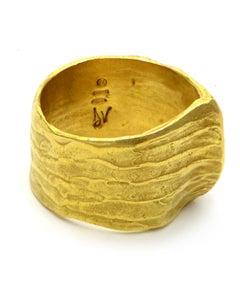 100% Authentic Daniela Vettori 18 Karat Yellow Gold Textured Ring, 12.5 Grams