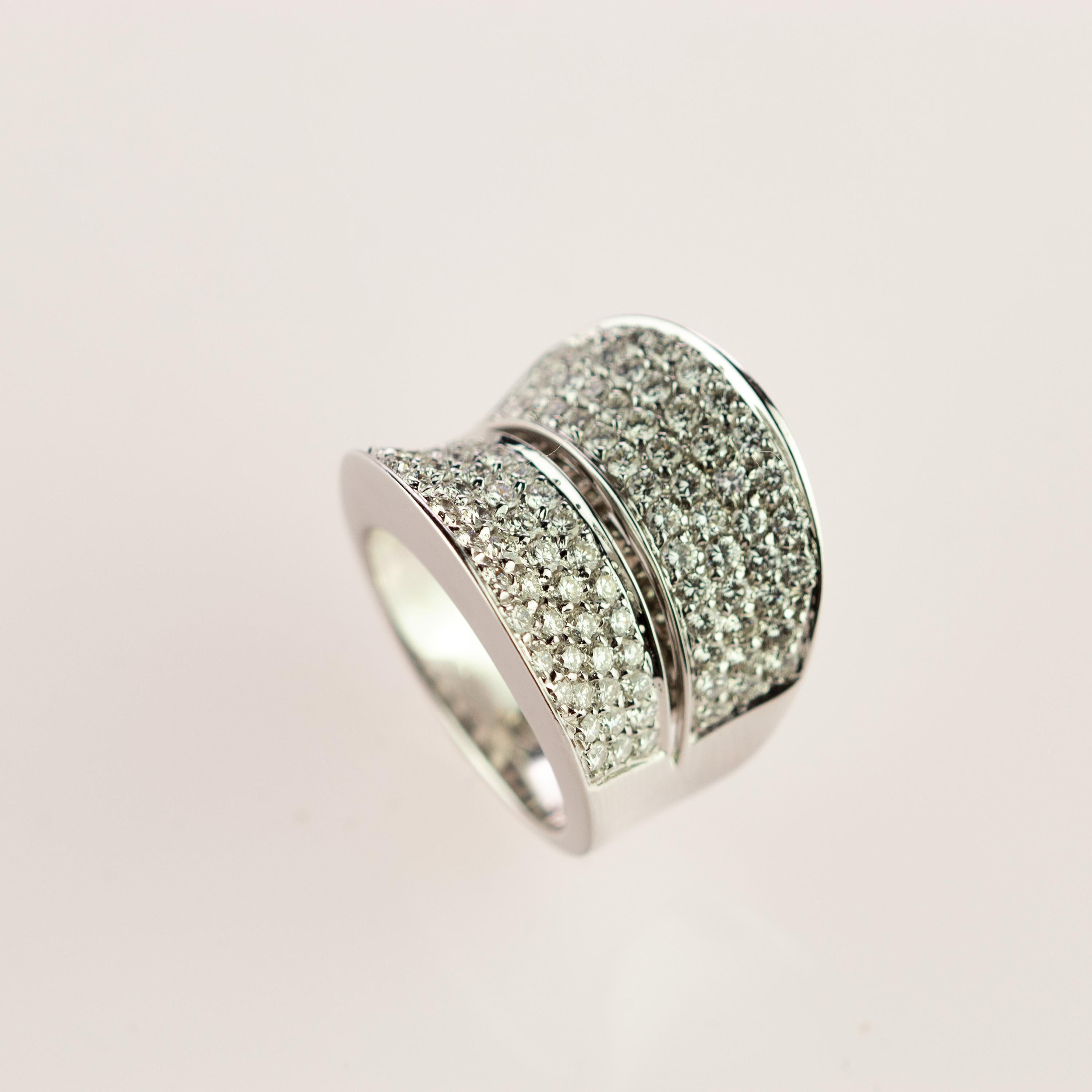 100 Brillant Diamant 18 Karat Weißgold Cluster Kuppelring AIG zertifizierter Ring (Brillantschliff) im Angebot