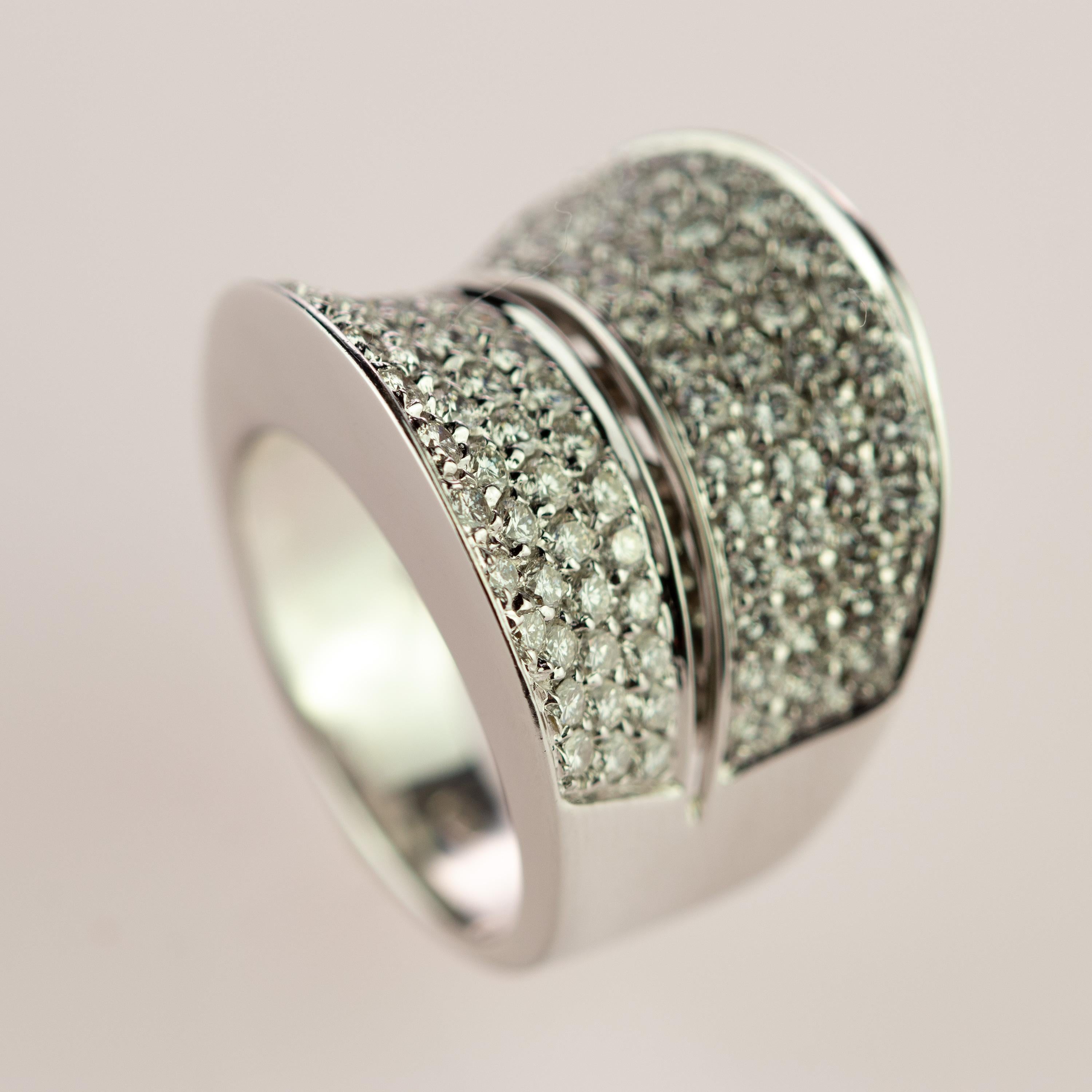 100 Brillant Diamant 18 Karat Weißgold Cluster Kuppelring AIG zertifizierter Ring im Zustand „Neu“ im Angebot in Milano, IT