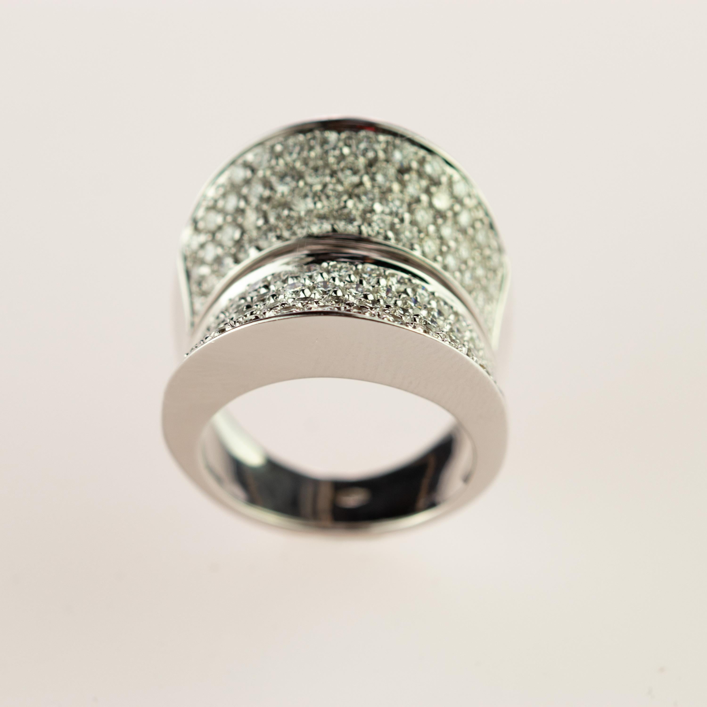 100 Brillant Diamant 18 Karat Weißgold Cluster Kuppelring AIG zertifizierter Ring im Angebot 1