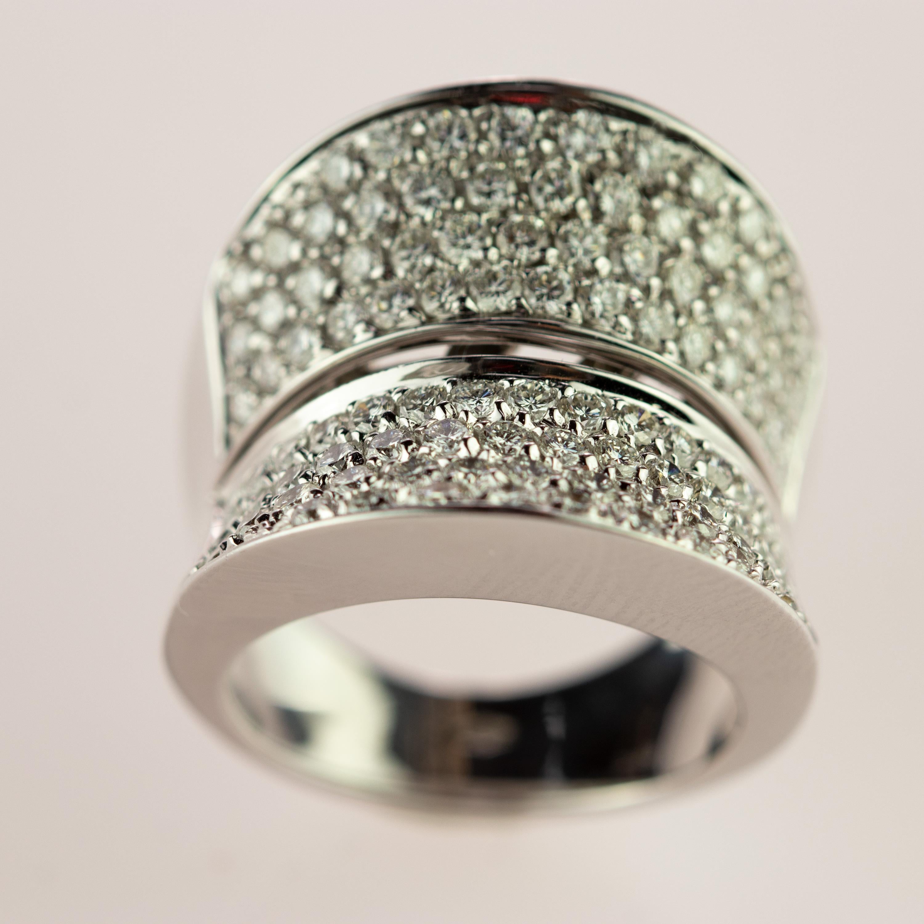 100 Brillant Diamant 18 Karat Weißgold Cluster Kuppelring AIG zertifizierter Ring im Angebot 2