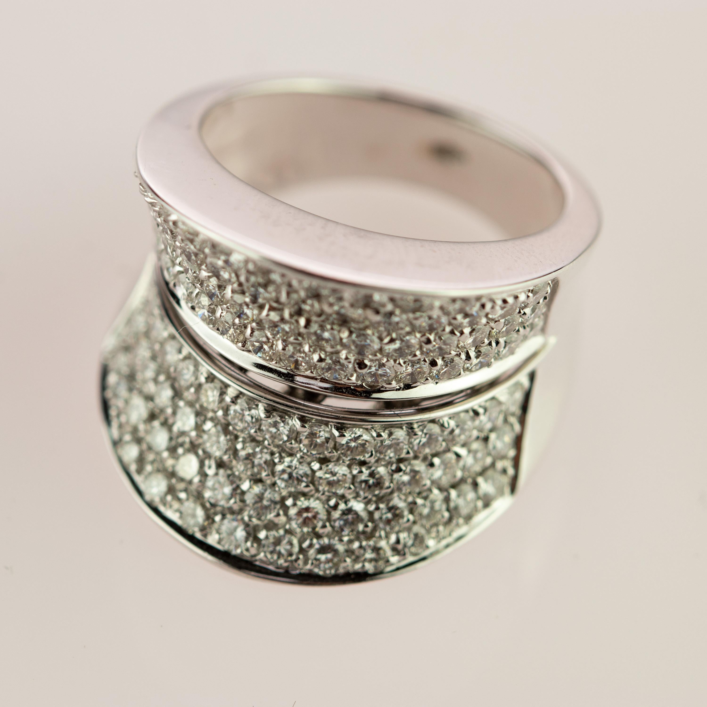 100 Brillant Diamant 18 Karat Weißgold Cluster Kuppelring AIG zertifizierter Ring im Angebot 3