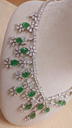 100 Carat 18K Gold with Emerald and Mixed Cut Diamonds Necklace