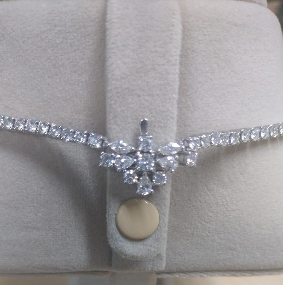 Collana in oro 18K da 100 carati con smeraldo e diamanti a taglio misto In condizioni Nuovo in vendita a Chicago, IL